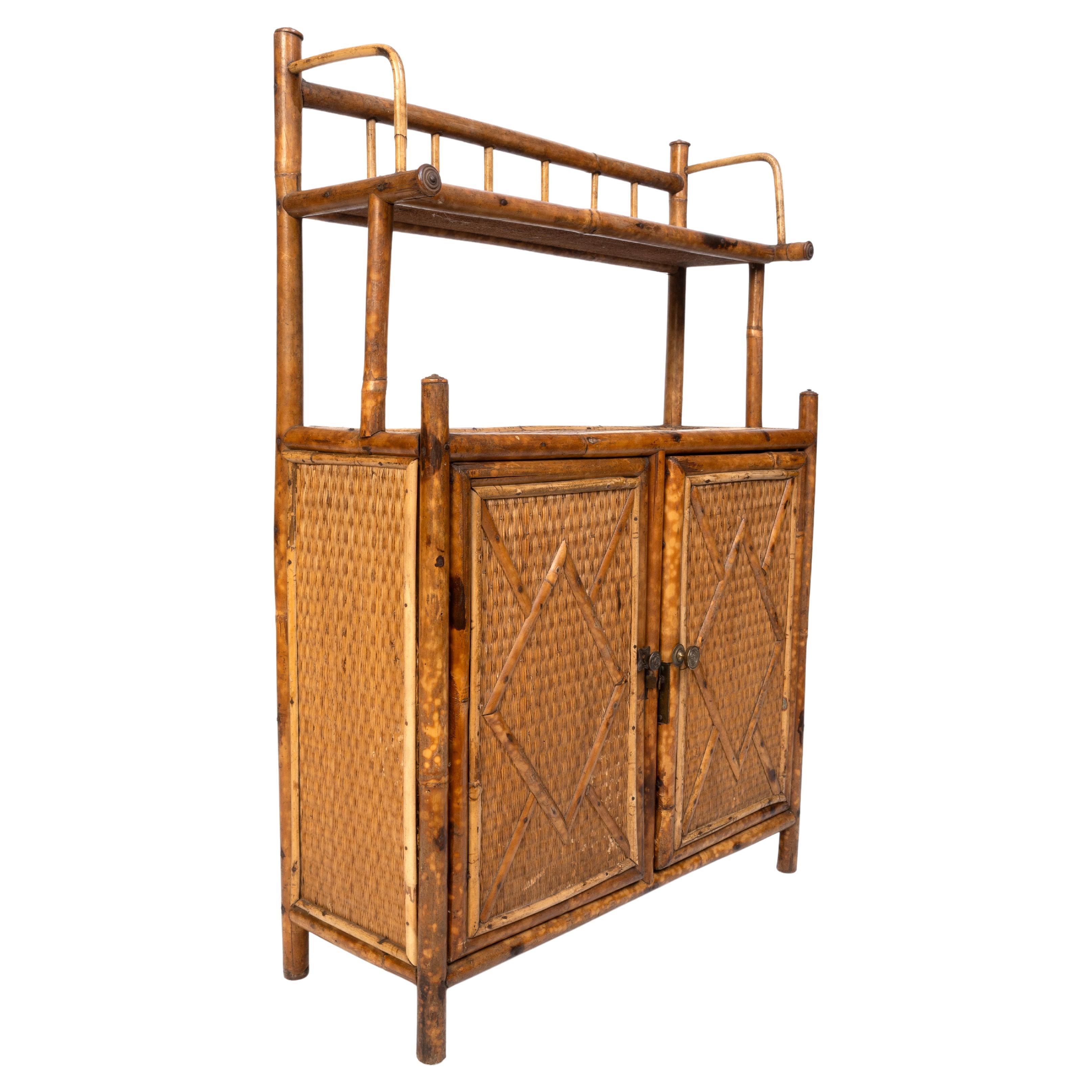Ancienne armoire murale en bambou et rotin de l'Aesthetic Movement anglais C.1890

En très bon état, en rapport avec l'âge. Une poignée de remplacement. (voir photos)