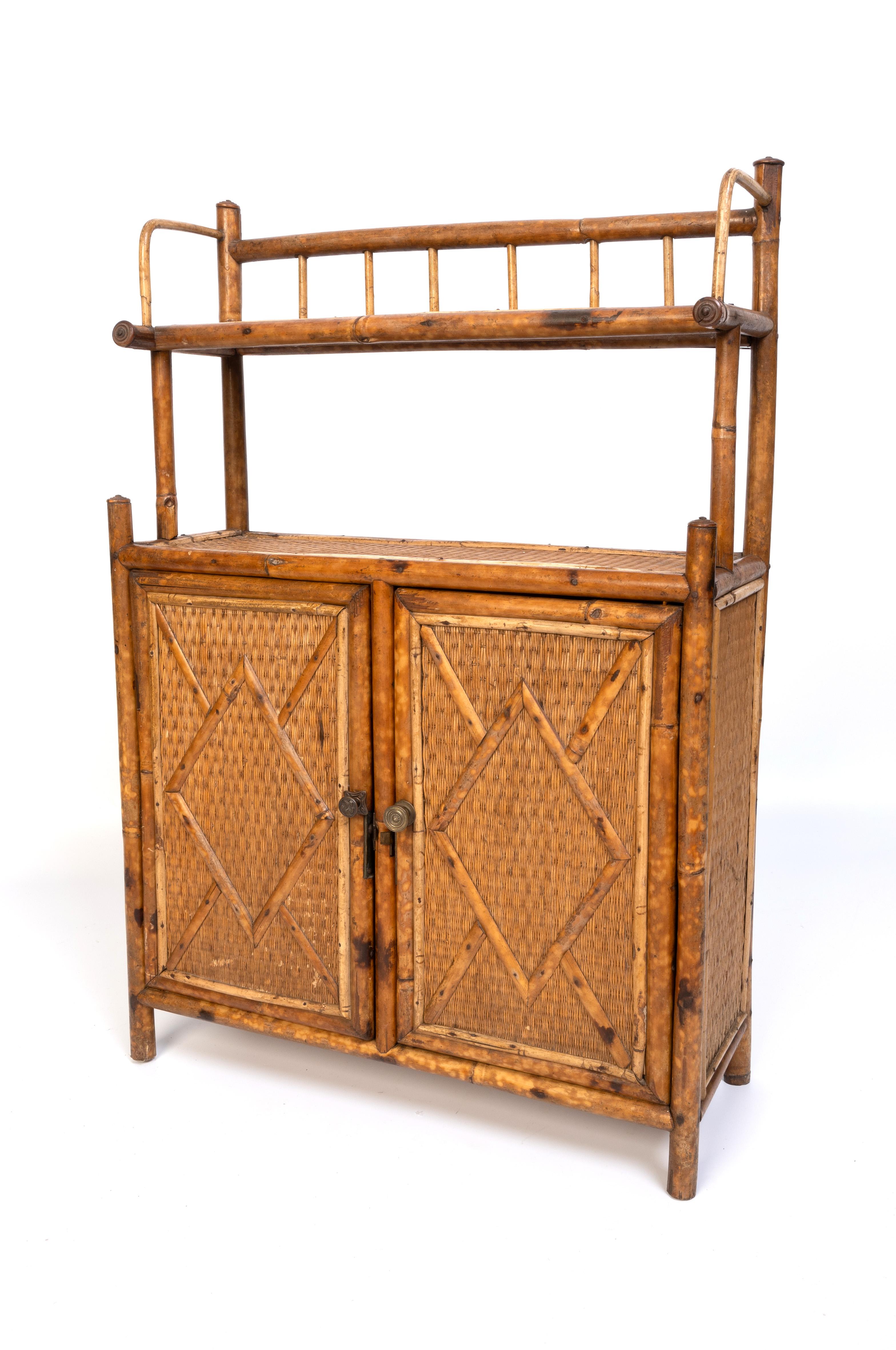 Mouvement esthétique Ancienne armoire murale en bambou et rotin de l'Aesthetic Movement anglais C.1890 en vente
