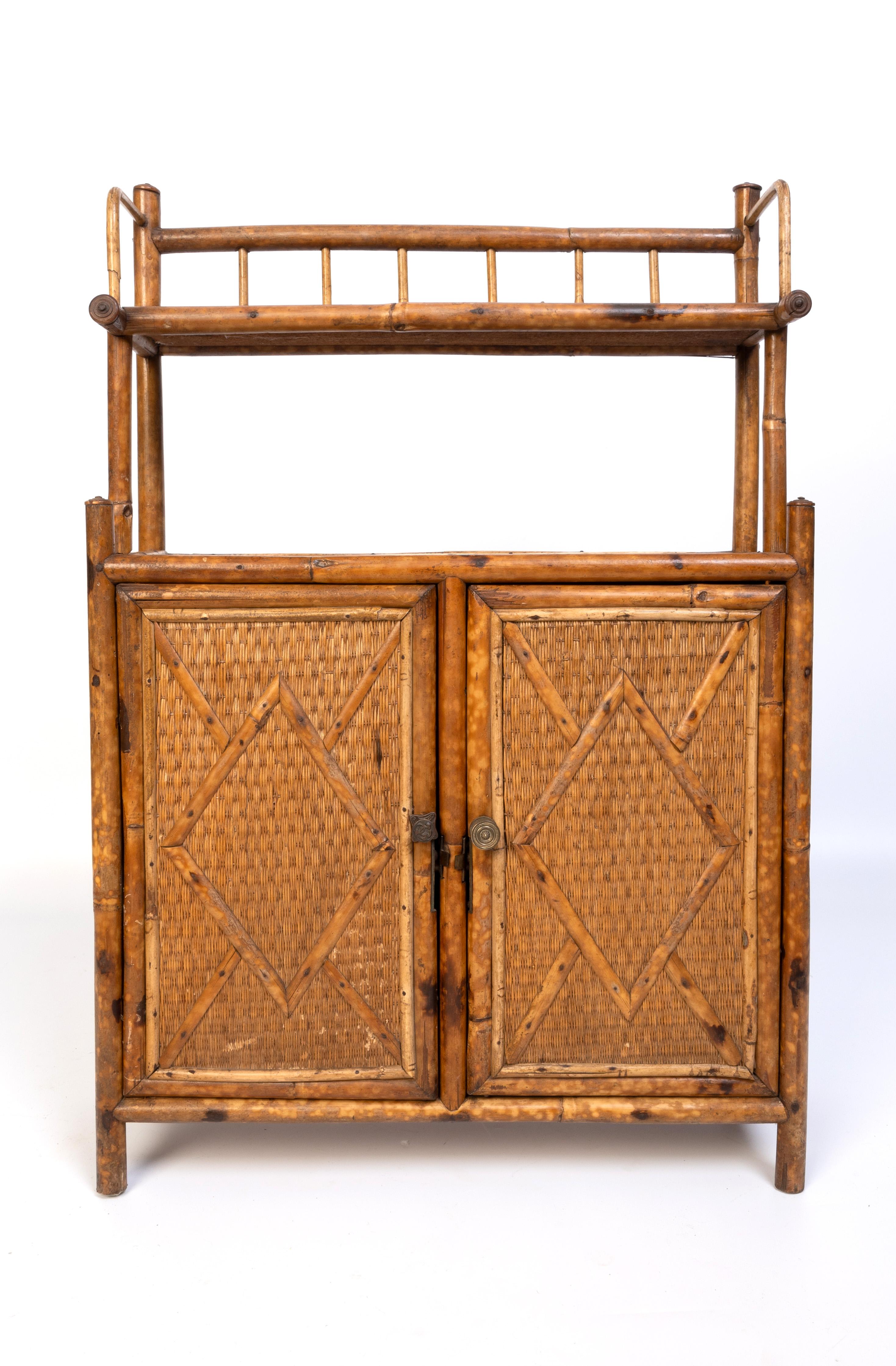 Anglais Ancienne armoire murale en bambou et rotin de l'Aesthetic Movement anglais C.1890 en vente