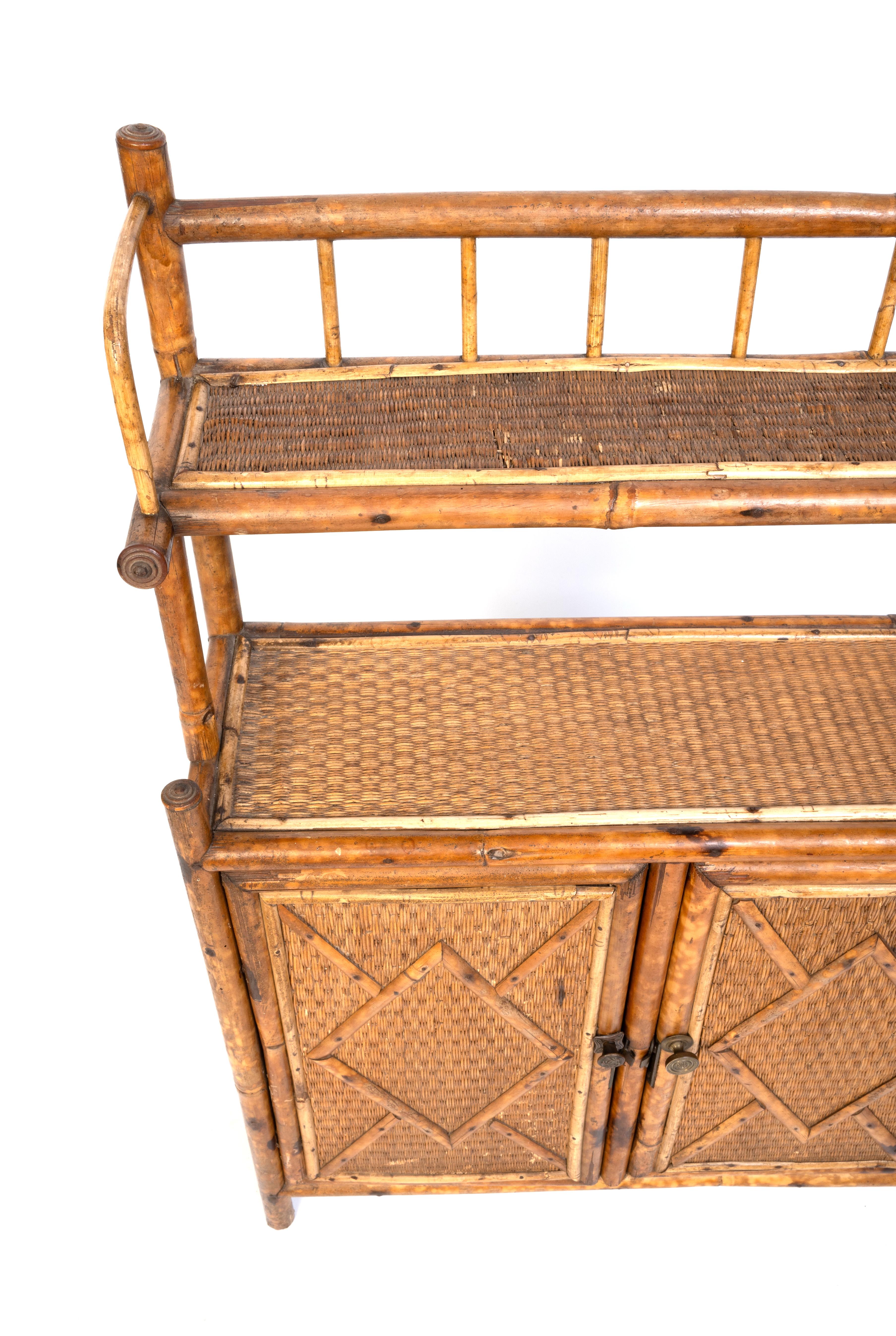 Ancienne armoire murale en bambou et rotin de l'Aesthetic Movement anglais C.1890 Bon état - En vente à London, GB