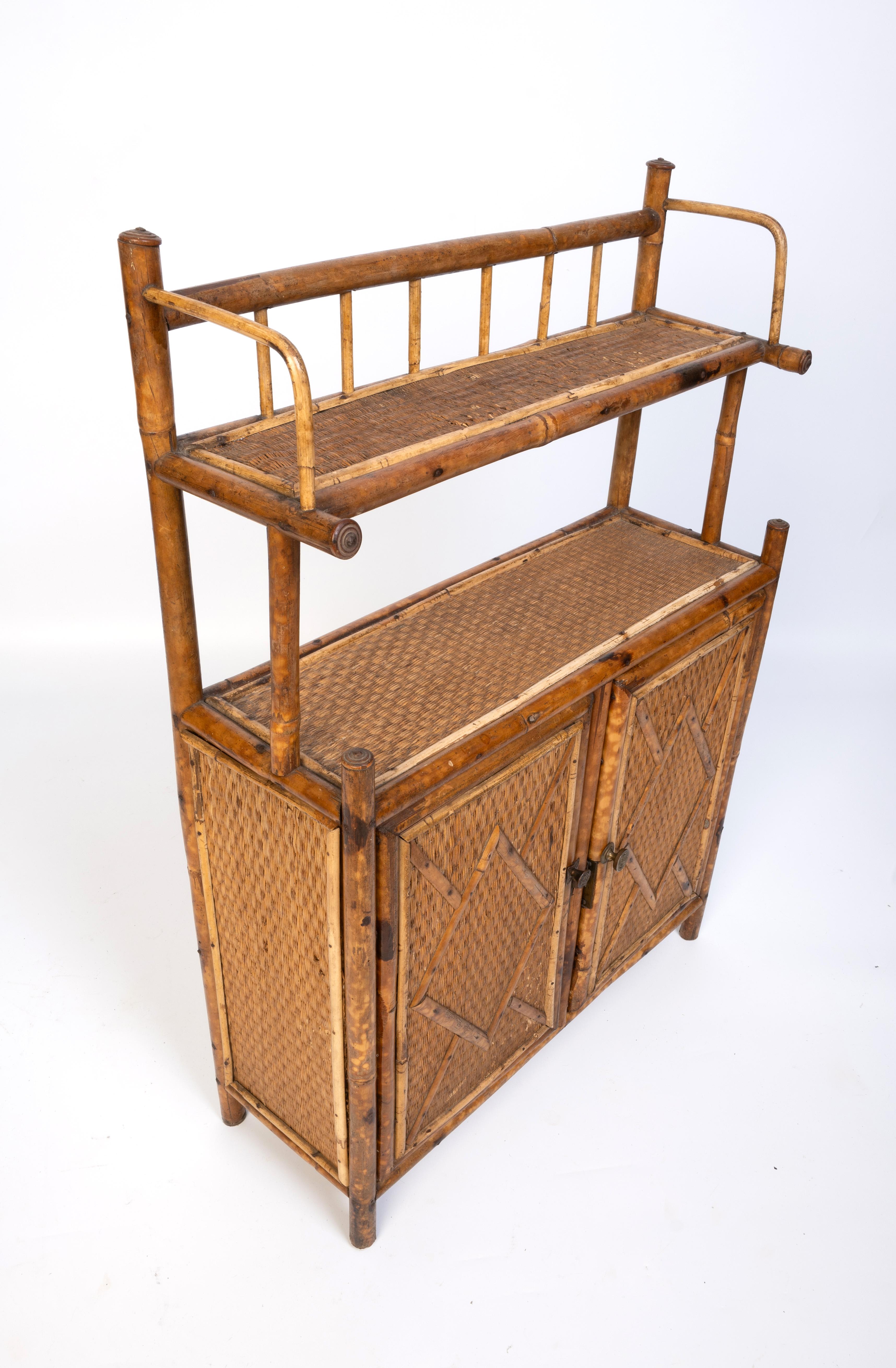 Bambou Ancienne armoire murale en bambou et rotin de l'Aesthetic Movement anglais C.1890 en vente