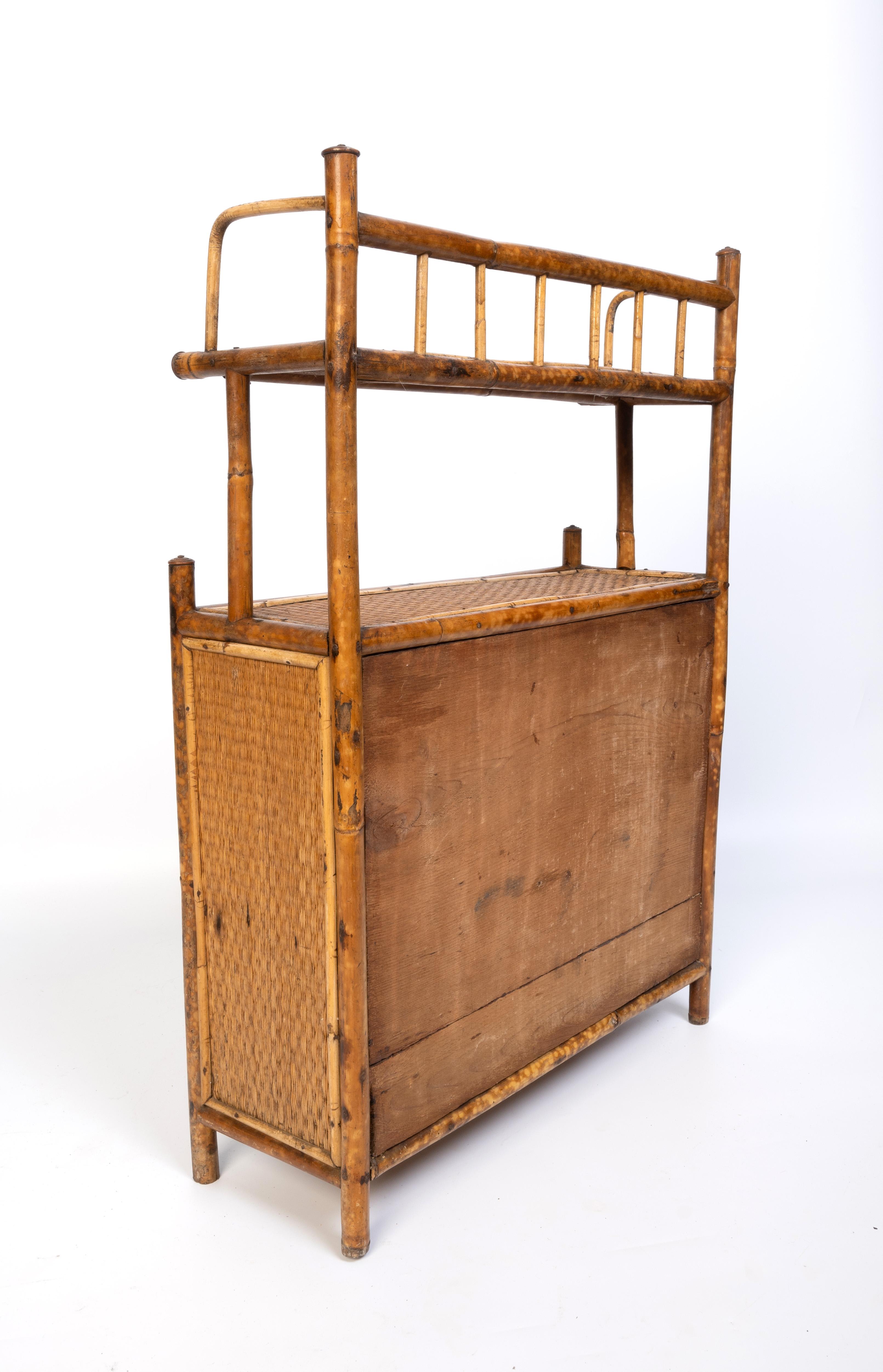 Ancienne armoire murale en bambou et rotin de l'Aesthetic Movement anglais C.1890 en vente 2