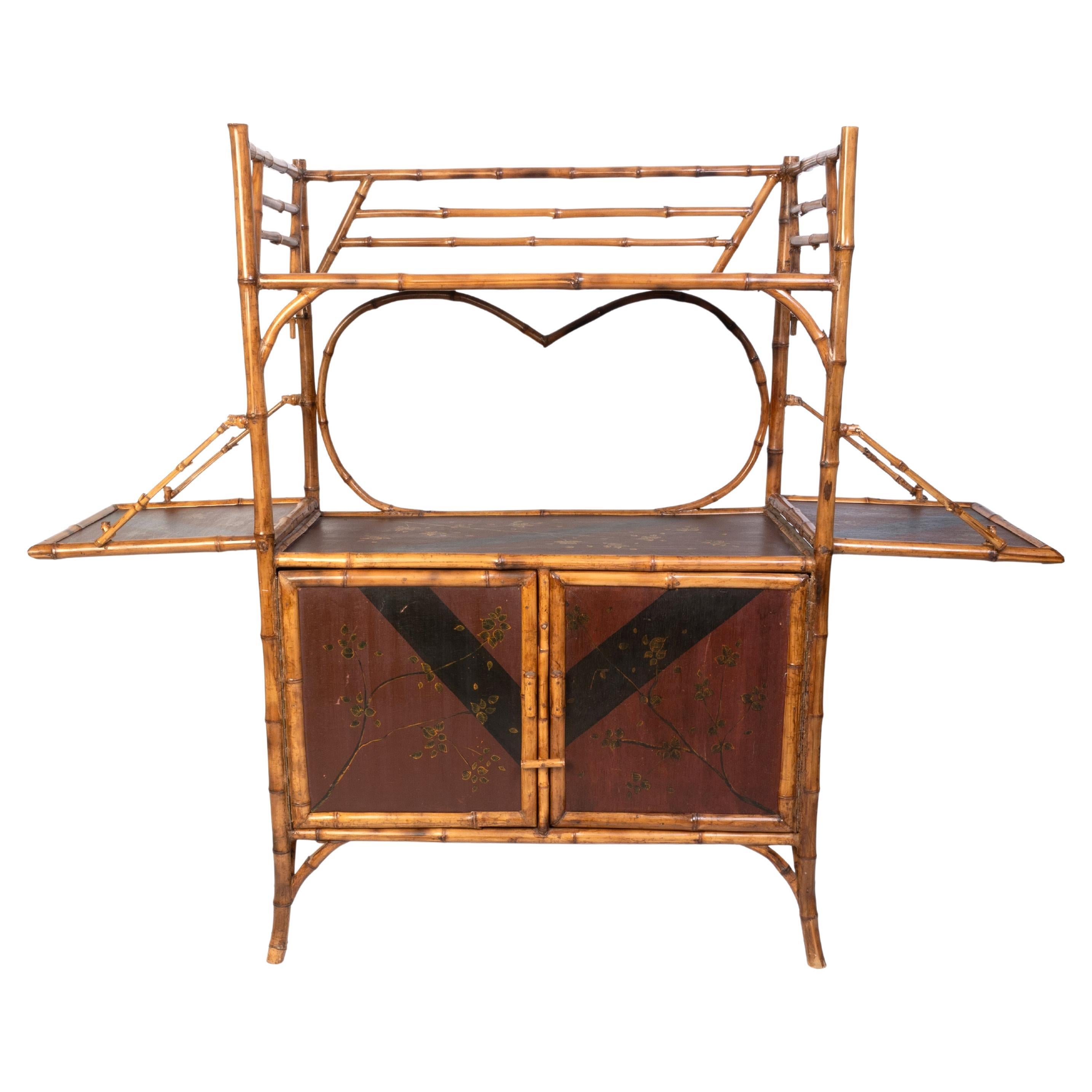 Antiguo mueble auxiliar de bambú lacado Japanned English Aesthetic Movement con dos hojas laterales desplegables

En muy buen estado acorde con la edad.

Por favor, envía un mensaje para obtener un presupuesto de envío a un destino específico.
