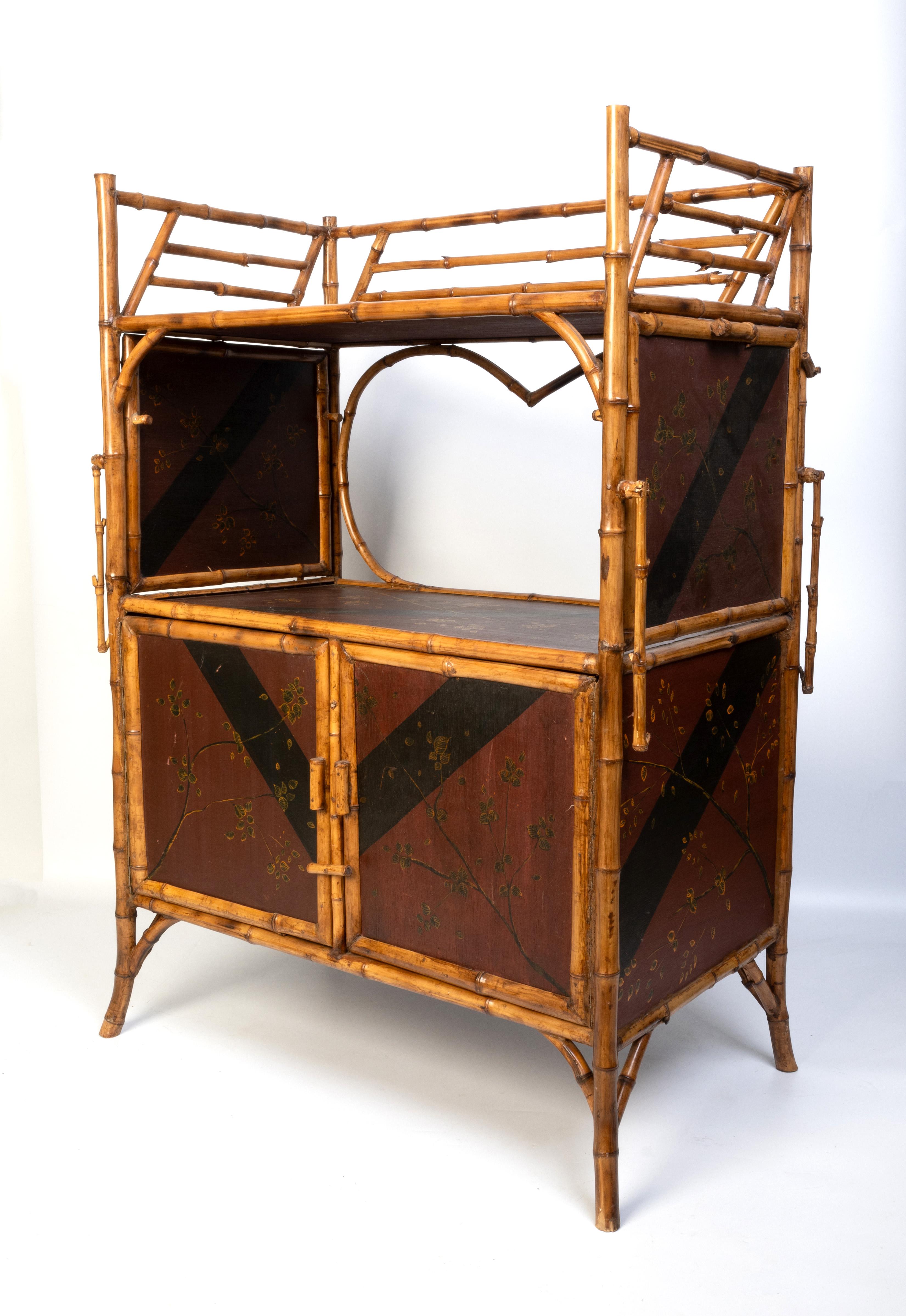 Antiguo mueble auxiliar de bambú lacado Japanned English Aesthetic Movement Lacado en venta
