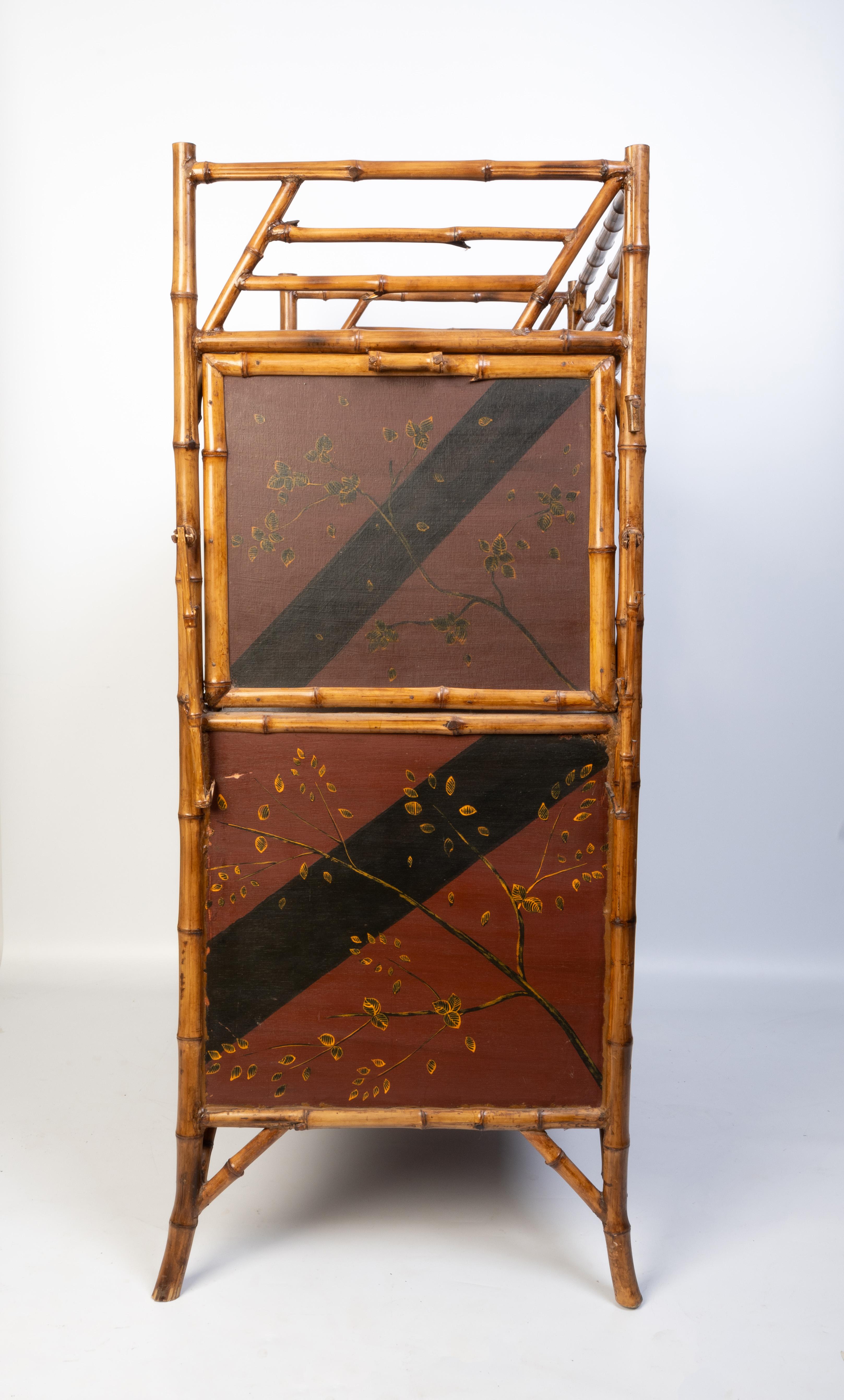 Antiguo mueble auxiliar de bambú lacado Japanned English Aesthetic Movement siglo XX en venta