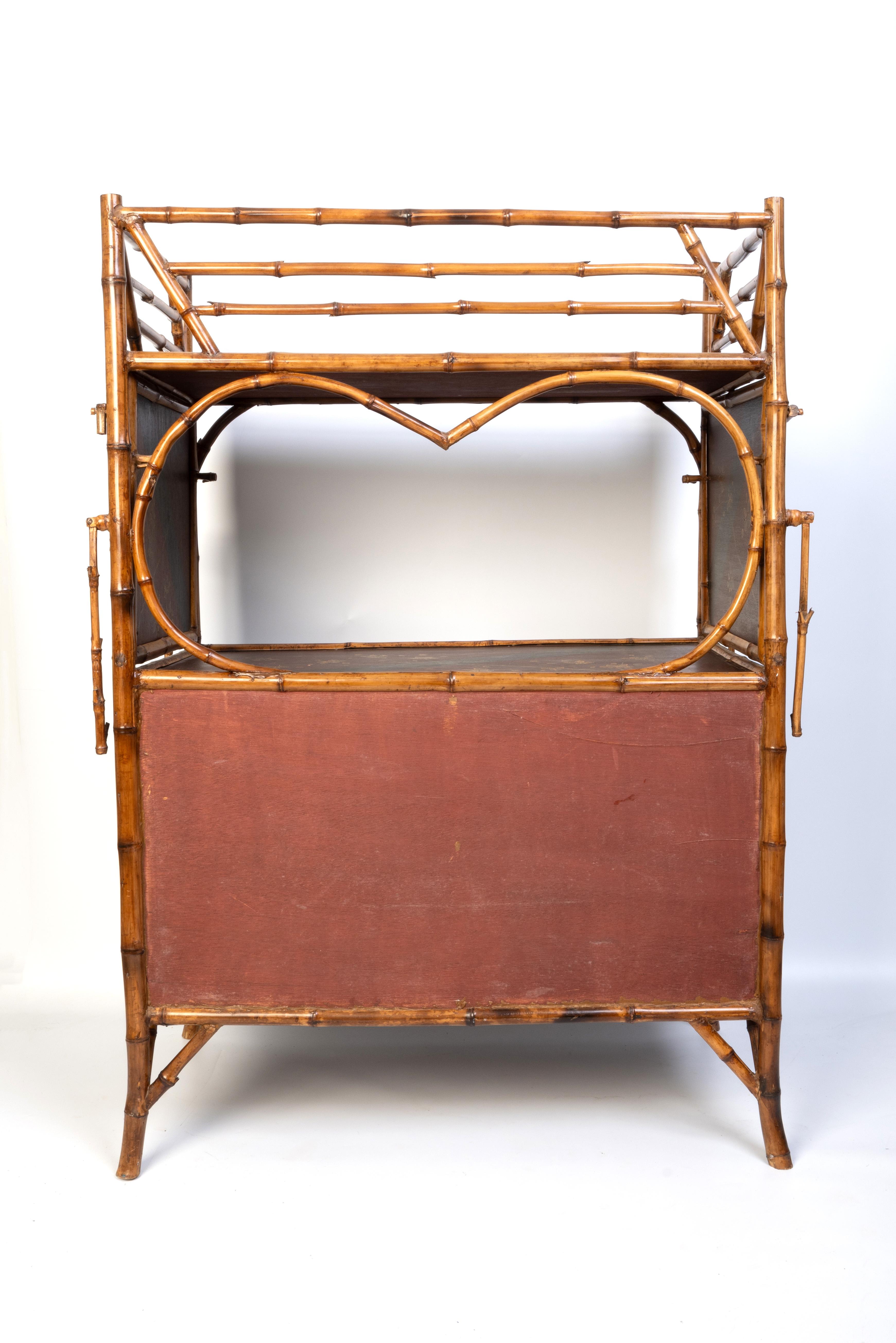 Antiguo mueble auxiliar de bambú lacado Japanned English Aesthetic Movement Bambú en venta