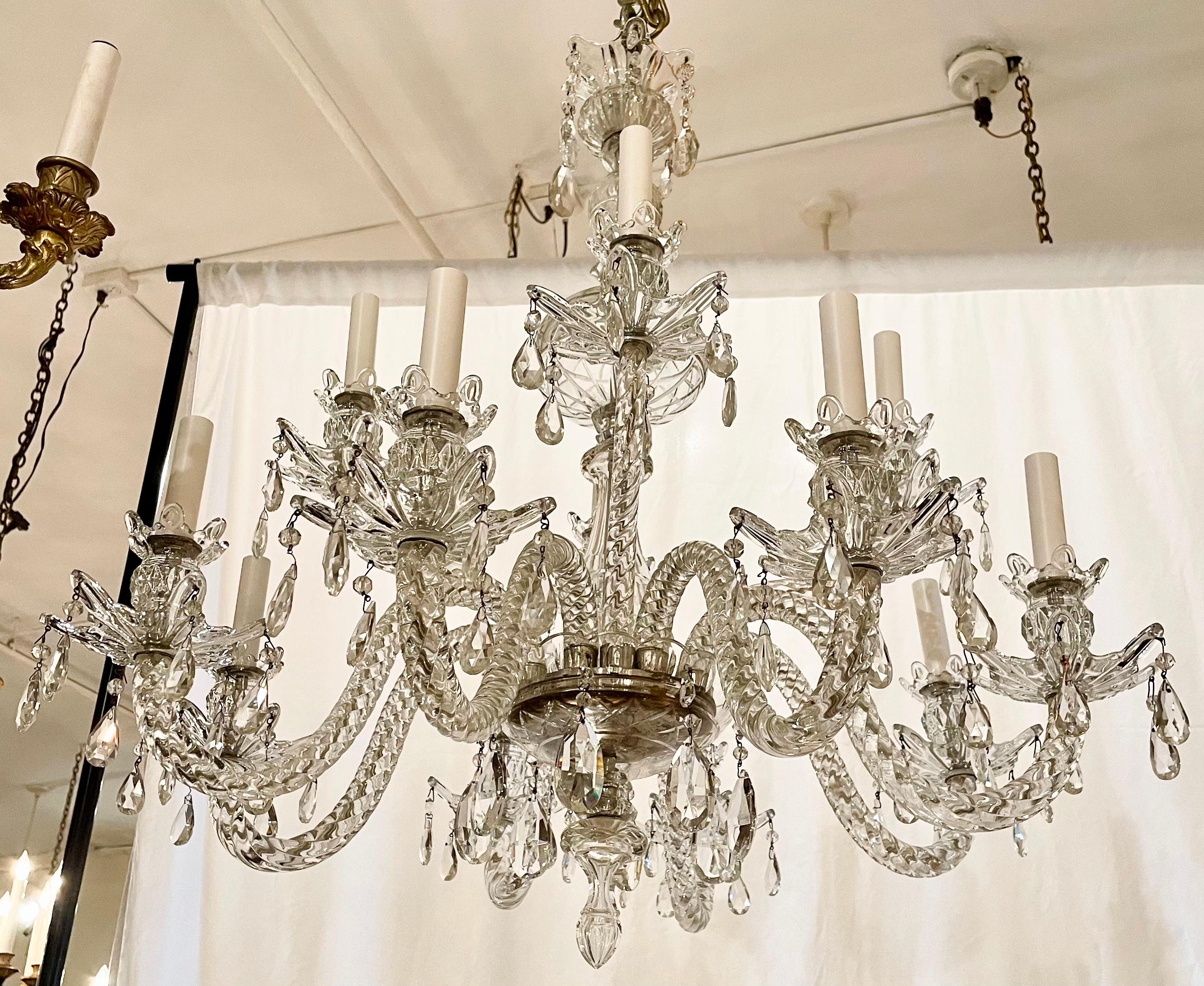 Antico lampadario inglese a 12 luci in cristallo tagliato con bracci a taglio fine, circa 1890.