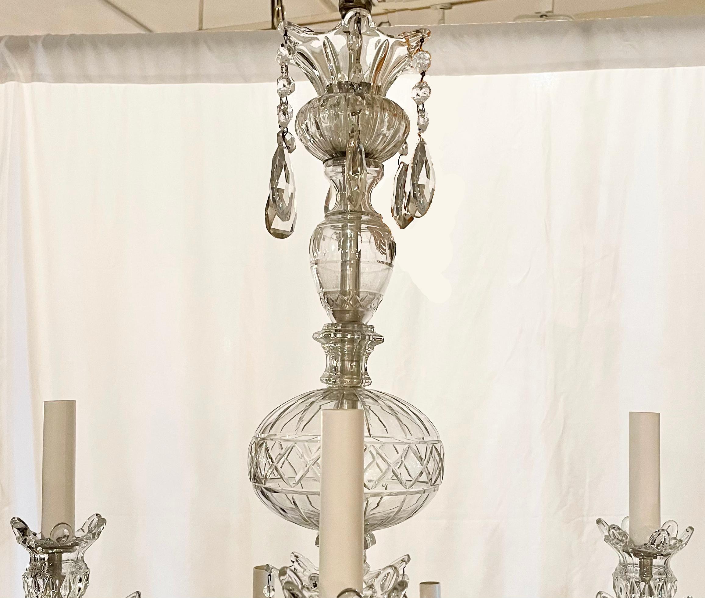 Inglese Antico lampadario inglese a 12 luci in cristallo tagliato, circa 1890. in vendita
