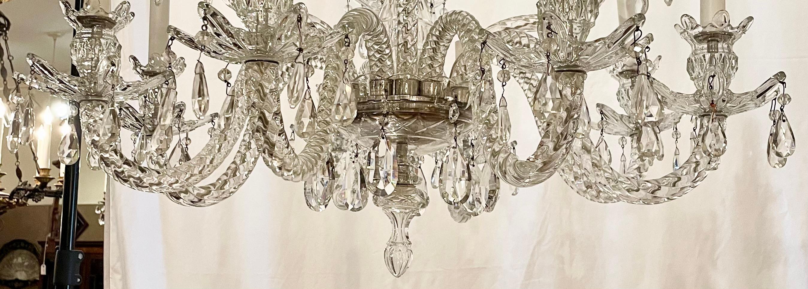 Antico lampadario inglese a 12 luci in cristallo tagliato, circa 1890. in vendita 1