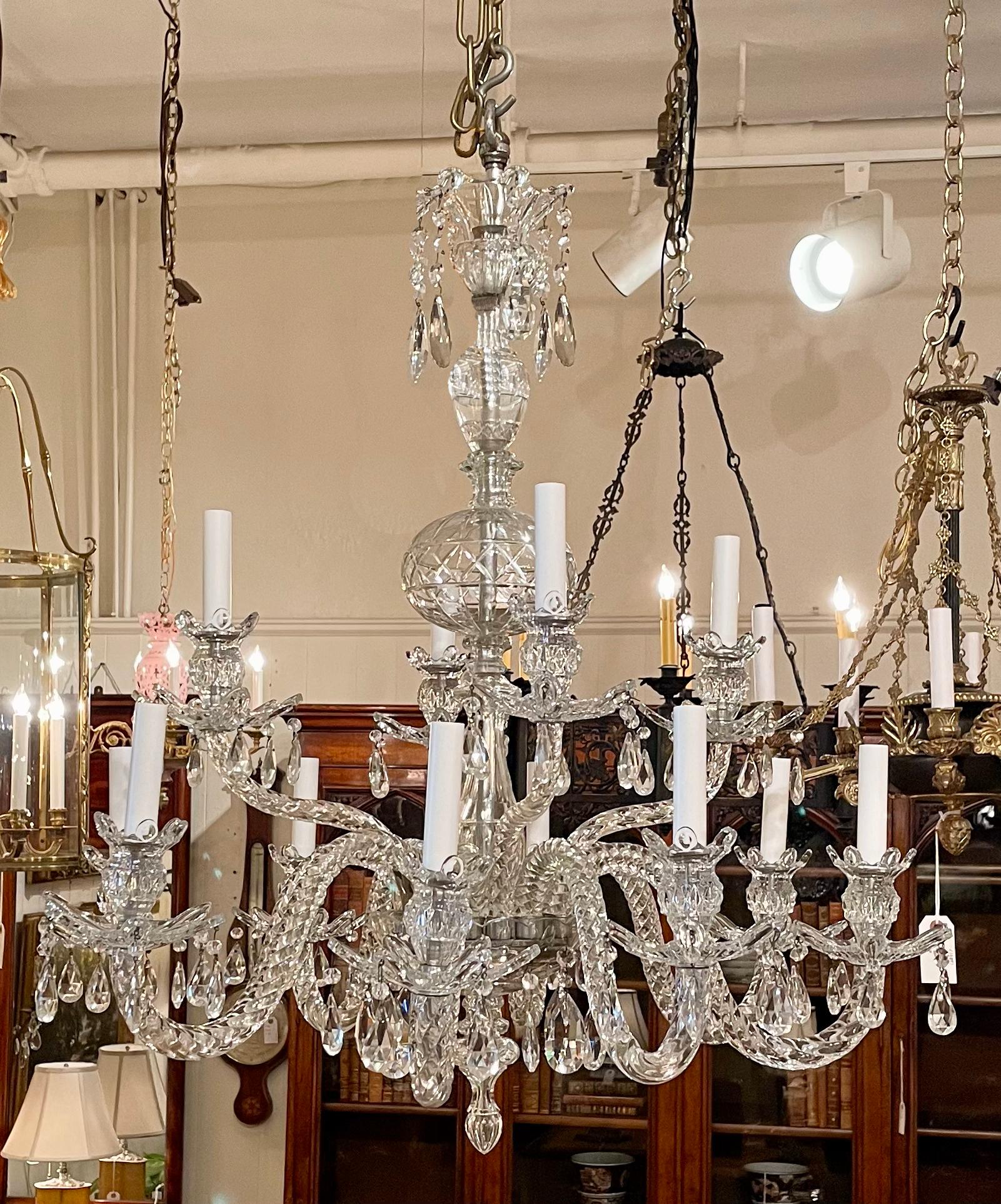 Antico lampadario inglese a 12 luci in cristallo tagliato, circa 1890. in vendita 2