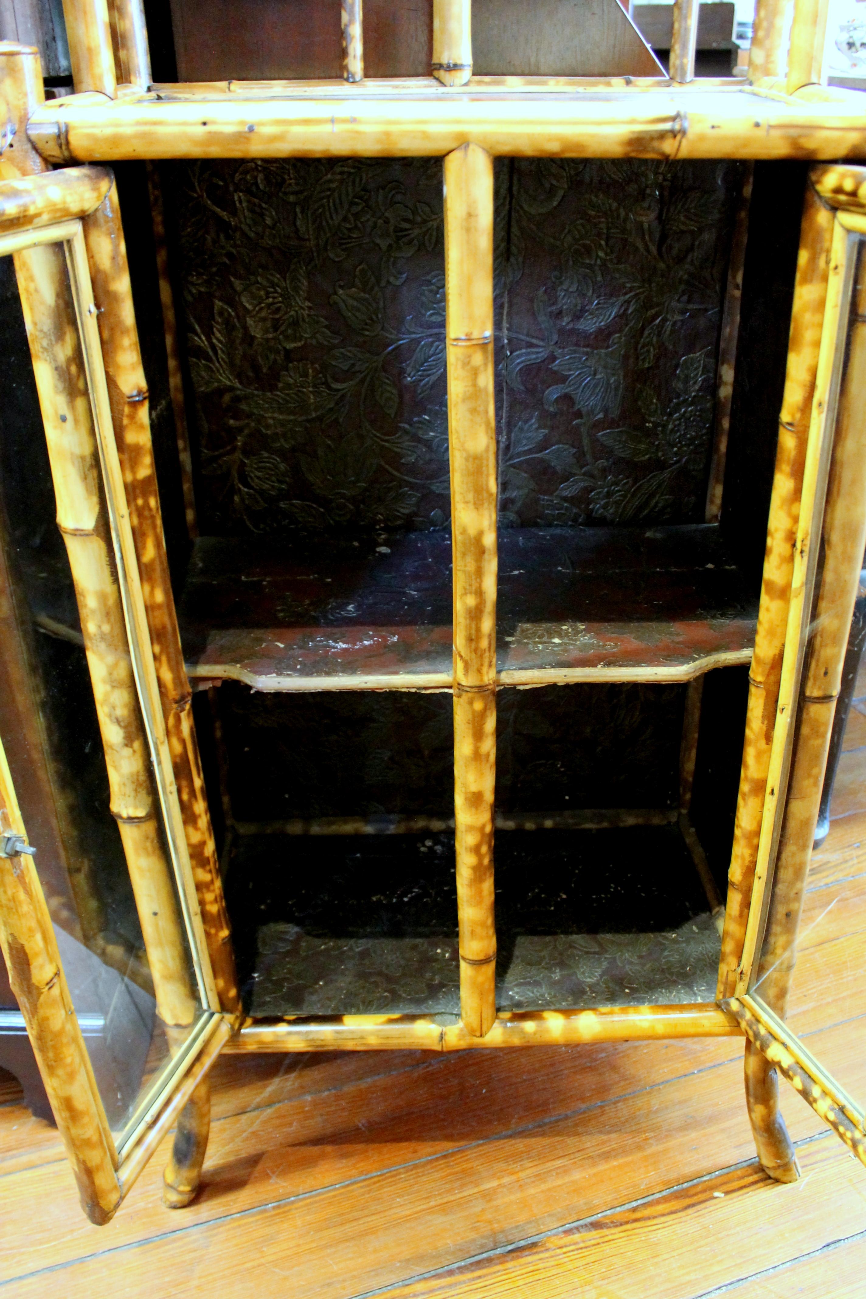 Antiker englischer „anglo-japanischer“ viktorianischer zweitüriger Schrank oder Etagere, handbemalt (19. Jahrhundert) im Angebot
