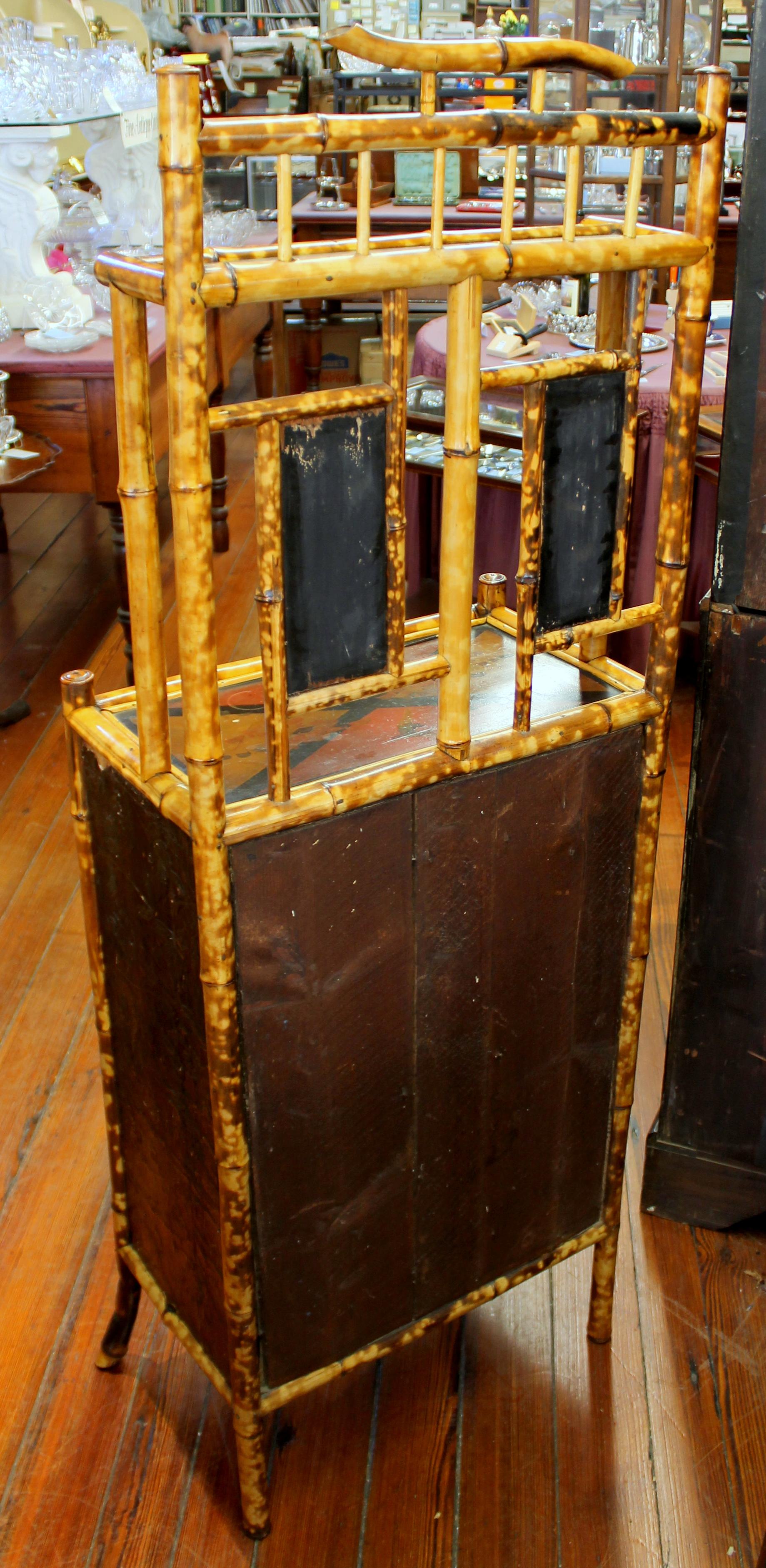 Antiker englischer „anglo-japanischer“ viktorianischer zweitüriger Schrank oder Etagere, handbemalt (Bambus) im Angebot