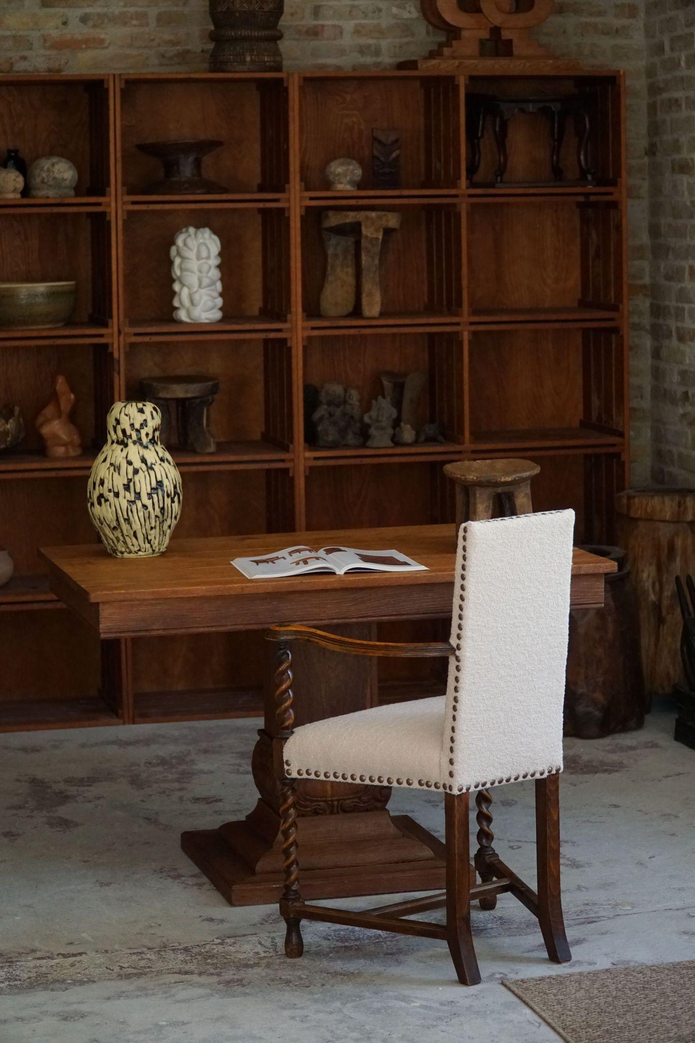 Fauteuil anglais ancien, torsion d'orge, retapissé en bouclé, 19e siècle 2