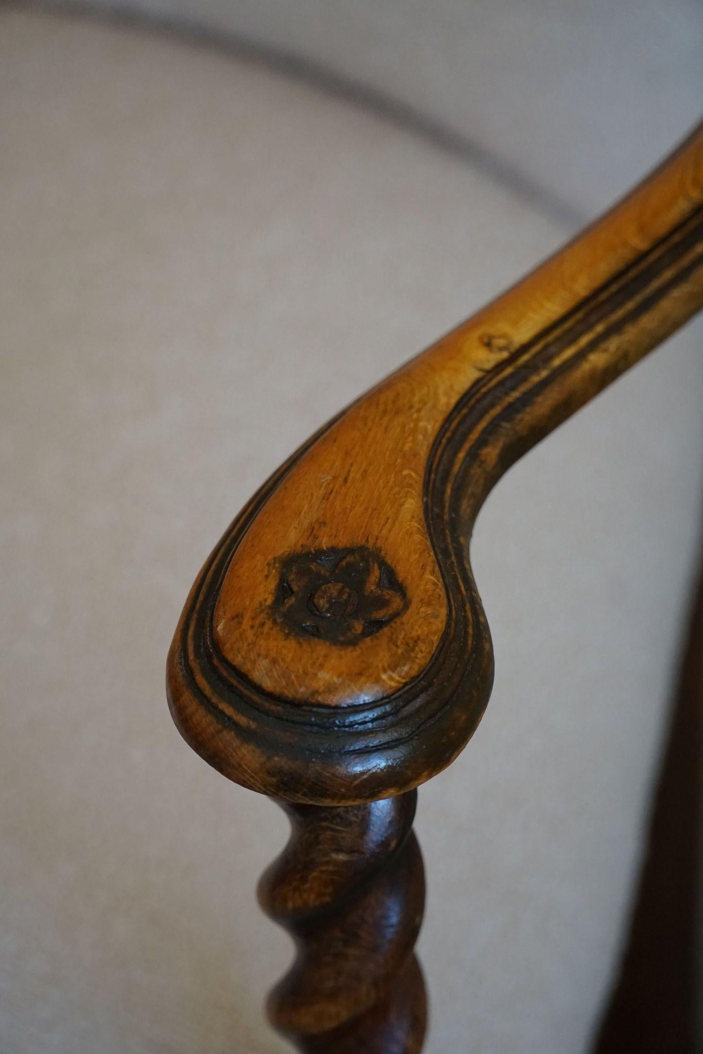Fauteuil anglais ancien, torsion d'orge, retapissé en bouclé, 19e siècle 9