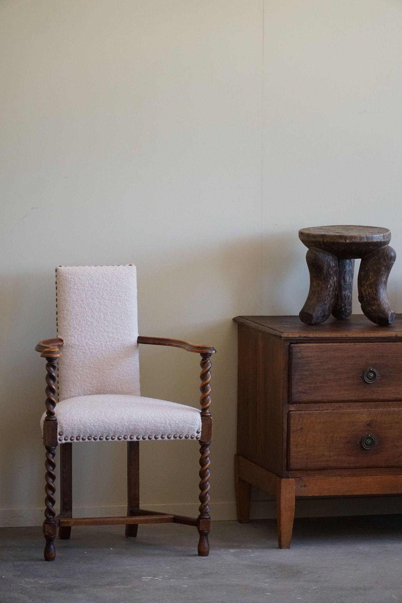 Un élégant fauteuil anglais en chêne massif, dont l'assise et le dossier ont été retapissés dans un luxueux Bouclé, Tiree 1002 (Sand) du tissu BUTE. Ce meuble a été finement fabriqué à la main par un ébéniste anglais à la fin de la moitié du XIXe