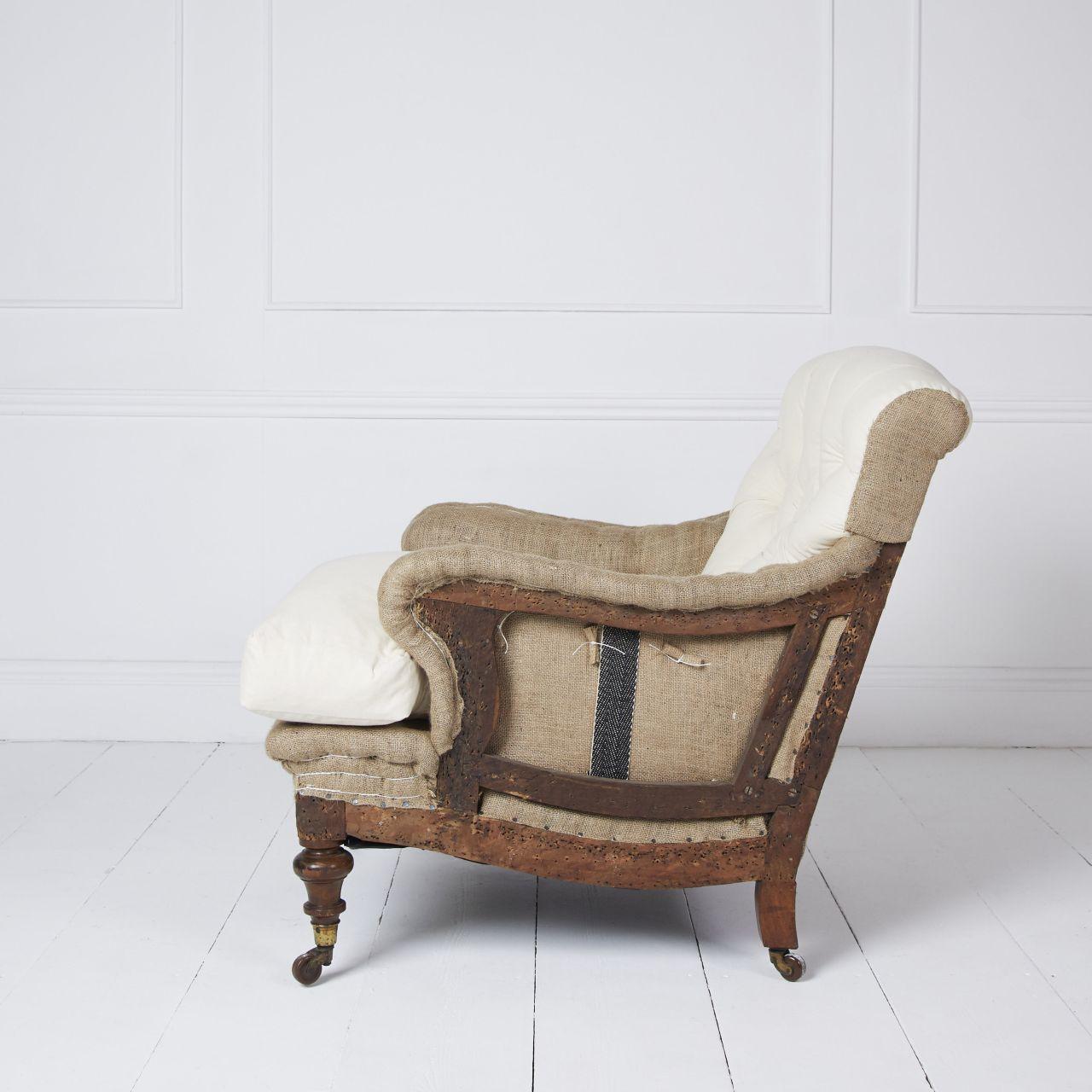 Fauteuil de Kendall & Co recouvert de calicot égyptien et de toile de jute naturelle, reposant sur des pieds tournés et des roulettes d'origine.

 Par Marsh Jones de Kendell & co à la manière de Howard et fils (modèle early bridgewater).

Dimensions