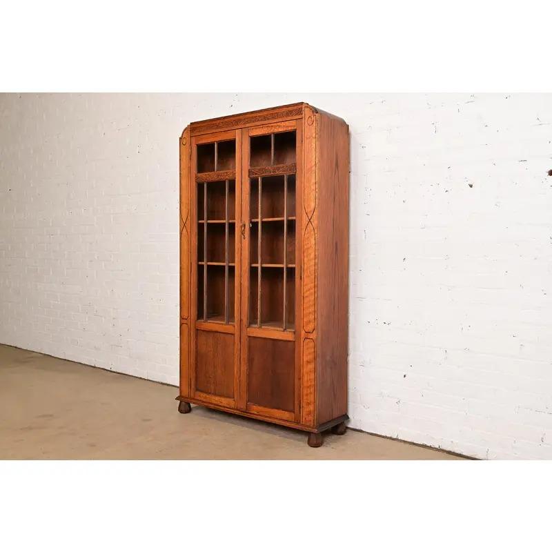 Art Déco Antico mobile libreria inglese Art Carved in quercia intagliata, circa anni '20 in vendita