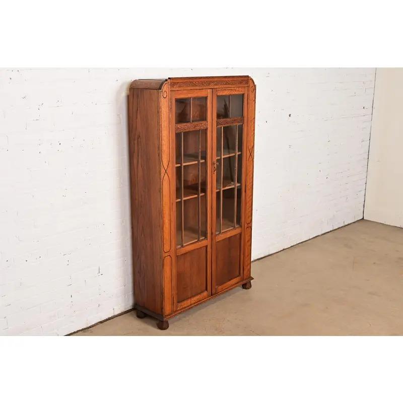 Inglese Antico mobile libreria inglese Art Carved in quercia intagliata, circa anni '20 in vendita