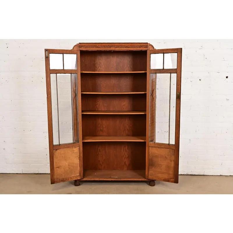 Antico mobile libreria inglese Art Carved in quercia intagliata, circa anni '20 In condizioni buone in vendita a South Bend, IN