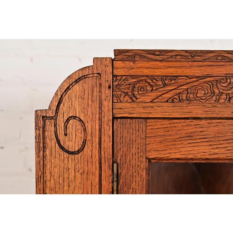 Inizio XX secolo Antico mobile libreria inglese Art Carved in quercia intagliata, circa anni '20 in vendita