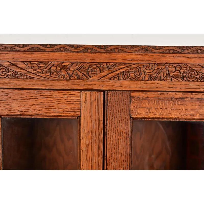 Vetro Antico mobile libreria inglese Art Carved in quercia intagliata, circa anni '20 in vendita