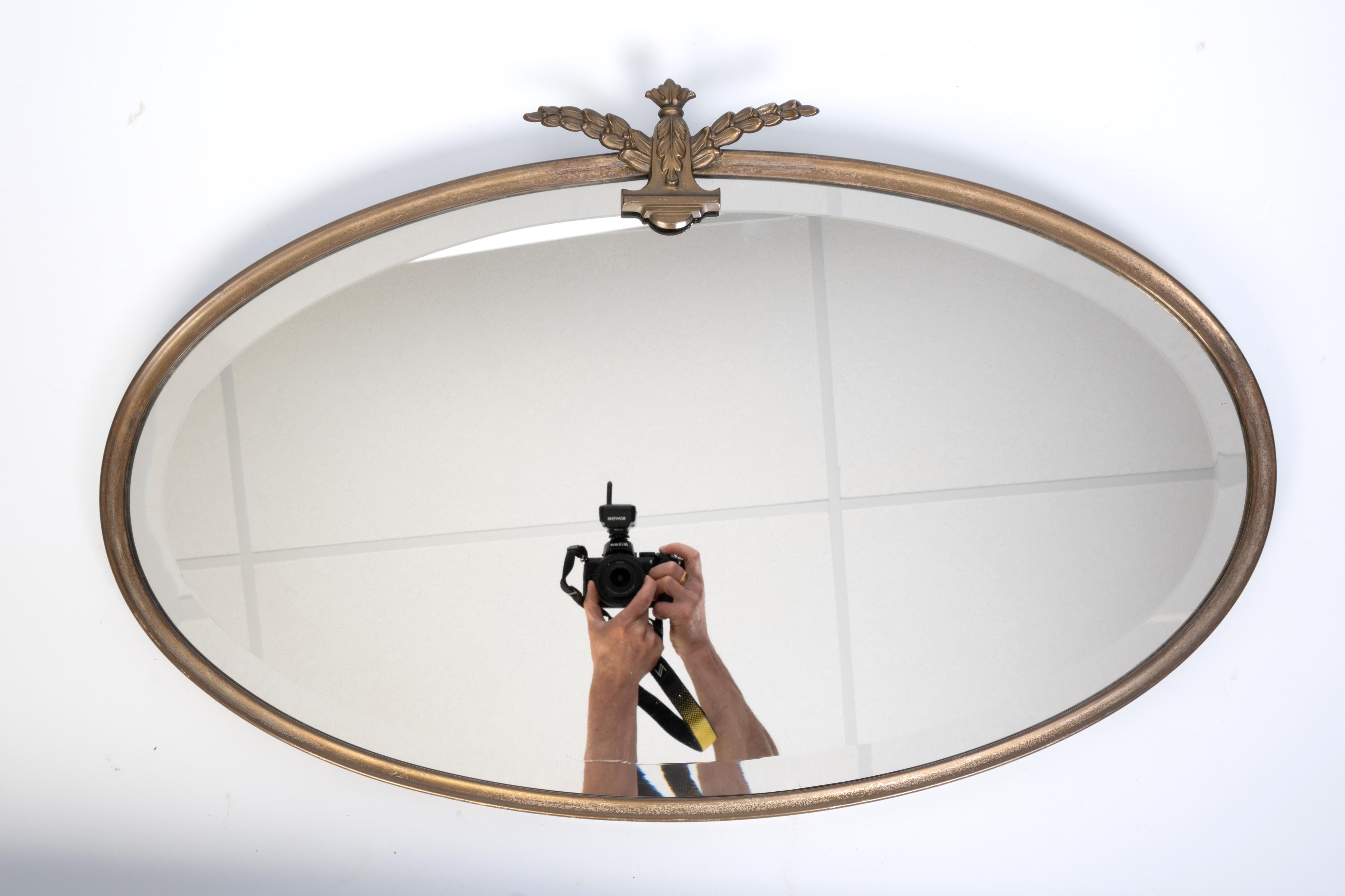 Antique Mirror ovale inglese in stile Deco C.1920
Struttura in metallo patinato con dettagli in piuma. Specchio originale smussato.
In buone condizioni commisurate all'età, un piccolo graffio alla piastra dello specchio (4 cm).
