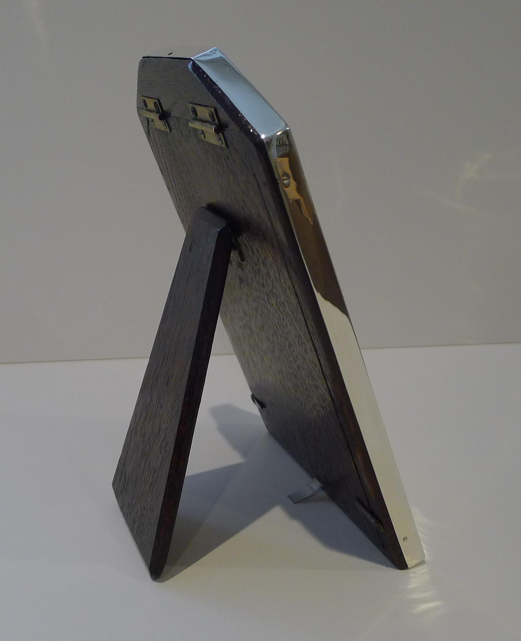 Un beau cadre photographique très élégant, qui s'intègre parfaitement à tout intérieur, du traditionnel à l'ultra-moderne.

Fabriqué en argent sterling anglais, le support est en chêne anglais massif et le chevalet est pliable.  L'argent est