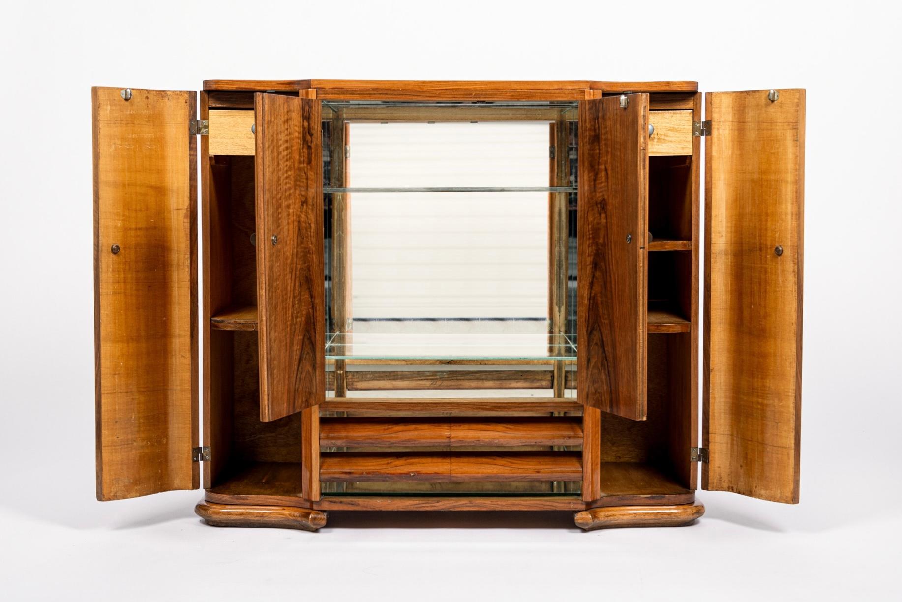 Antiguo mueble bar inglés Art Decó de madera Credenza, años 30 en Bueno Estado en Detroit, MI