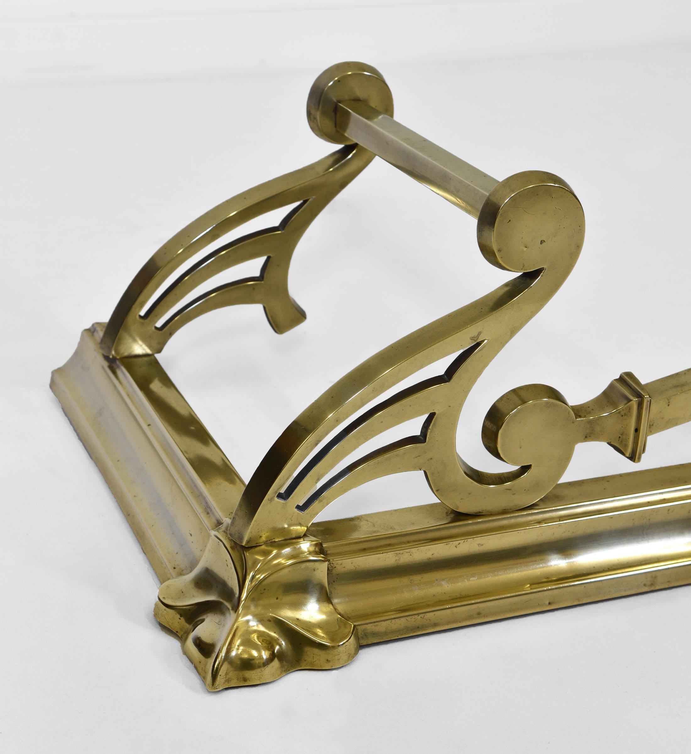 An Edwardian Art Nouveau brass fireplace fender. Circa 1900.

The fender is structurally solid and in very good condition, with a few knocks in places.

The inside measures 122.5cm wide x 30cm deep.
