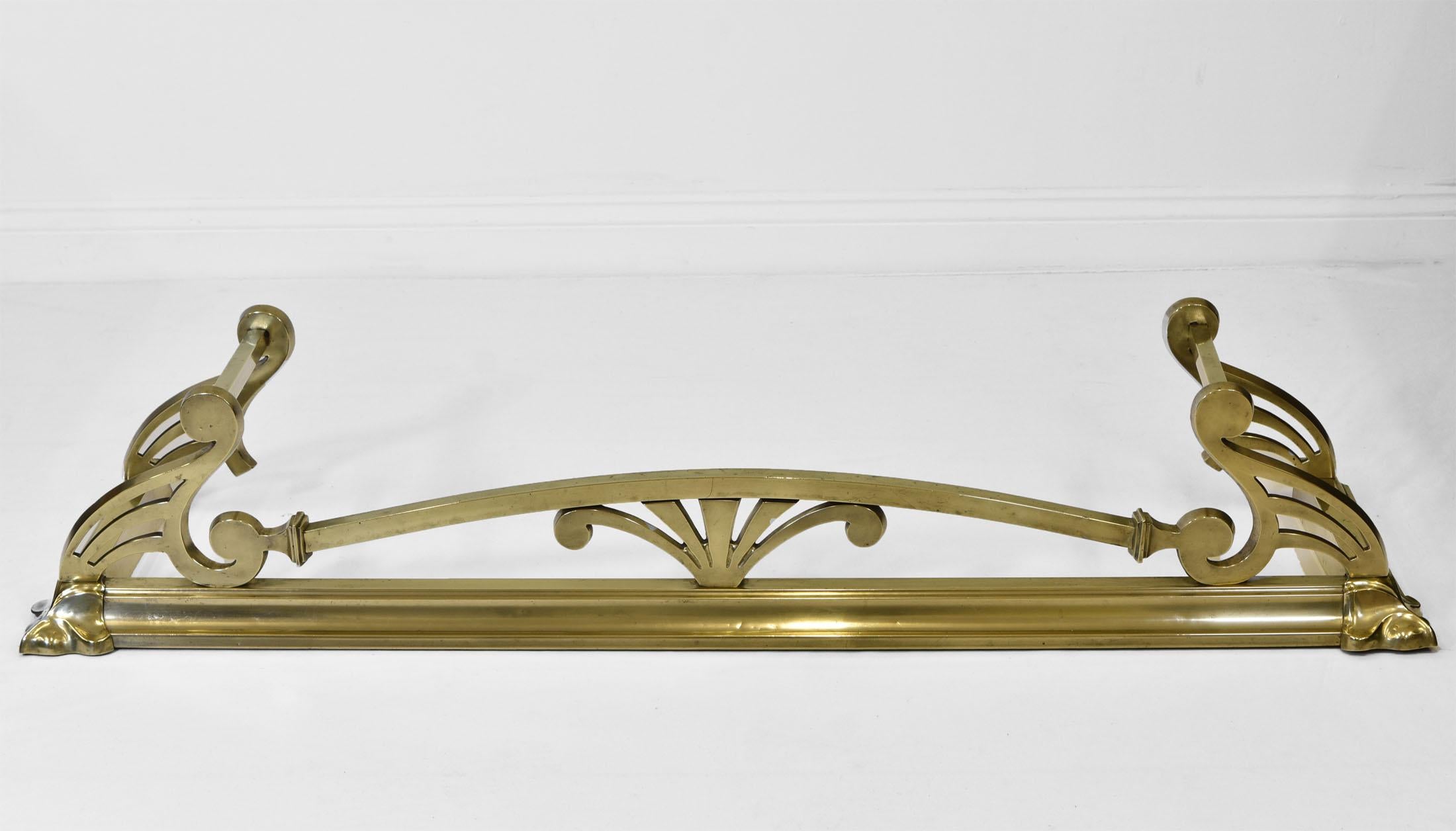 Antique English Art Nouveau Brass Fireplace Fender In Good Condition For Sale In Norwich, GB