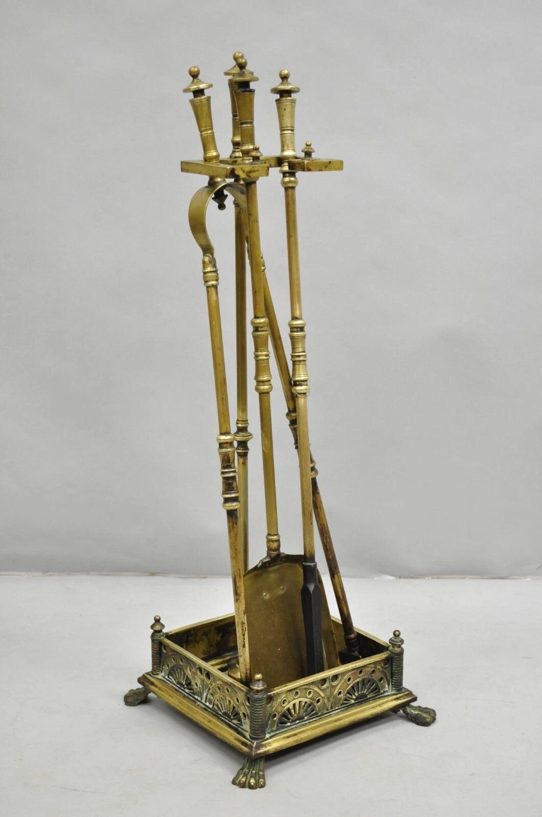 Antiguo juego inglés Art Nouveau de herramientas de latón para chimeneas - Juego de 4 piezas. El anuncio incluye un soporte ornamentado con grabados, (1) pala, (1) atizador, (1) juego de pinzas, remates puntiagudos, pátina auténtica, muy bonito