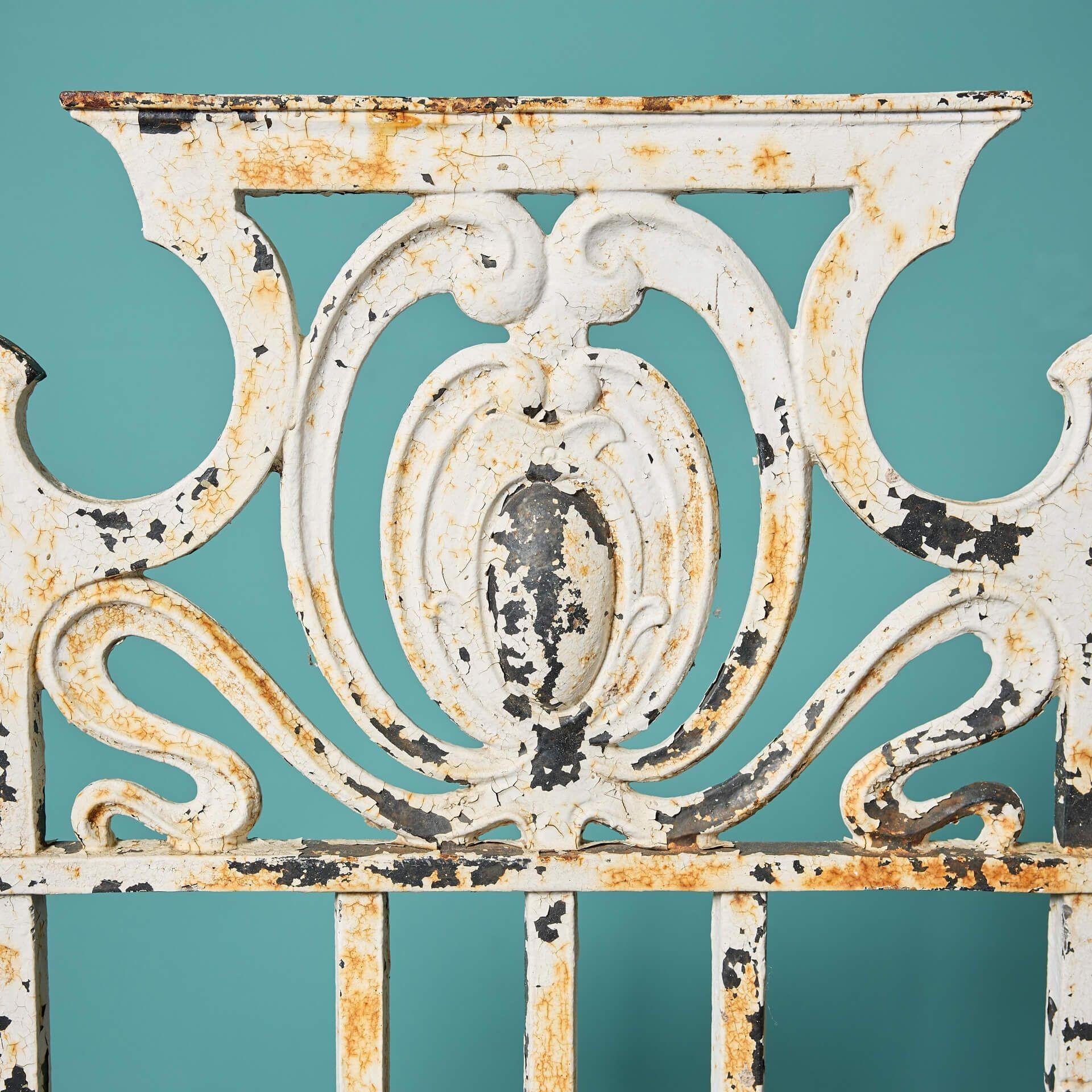 Anglais Antique English Art Nouveau Painted Cast Iron Side Gate en vente