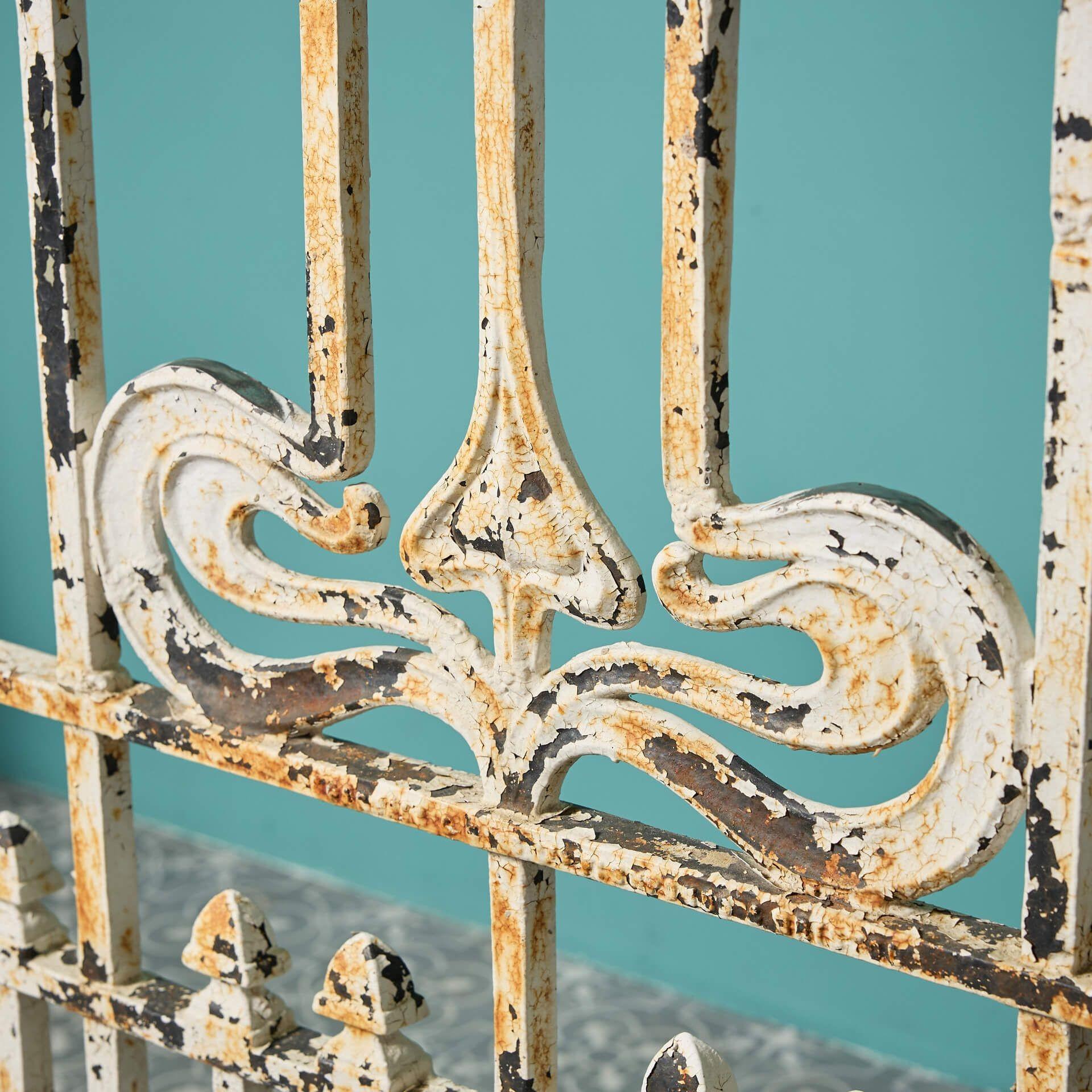 Moulage Antique English Art Nouveau Painted Cast Iron Side Gate en vente