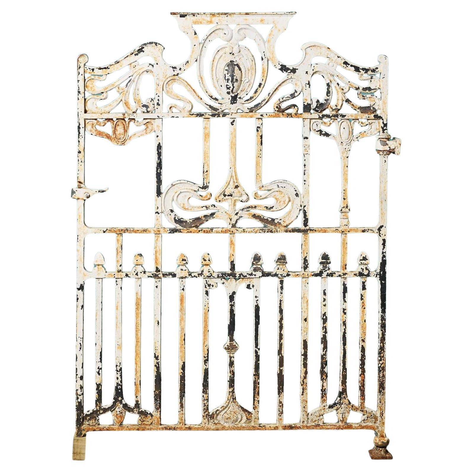 Antique English Art Nouveau Painted Cast Iron Side Gate en vente
