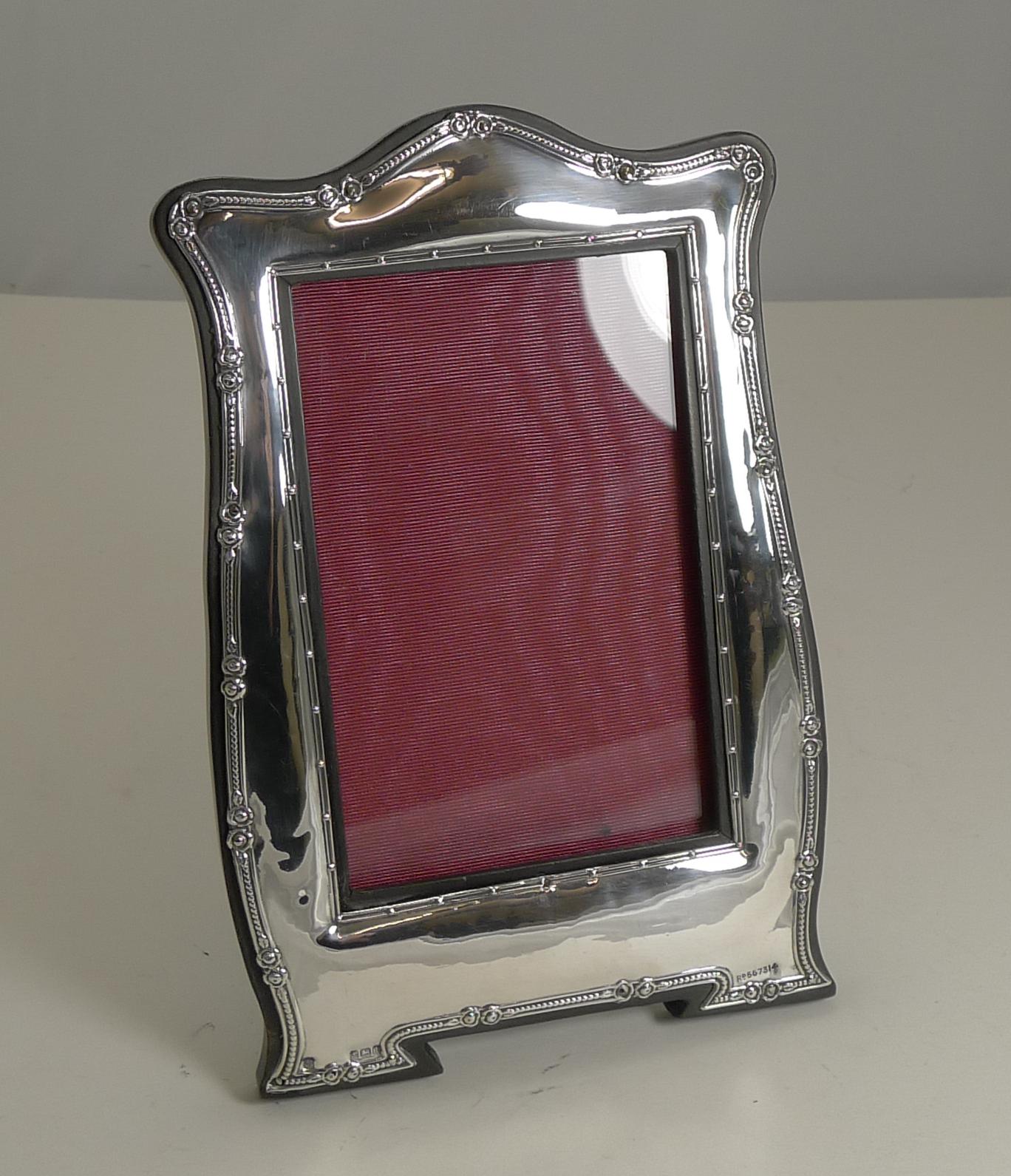 Antique English Art Nouveau Photograph Frame in Sterling Silver In Good Condition In Bath, GB