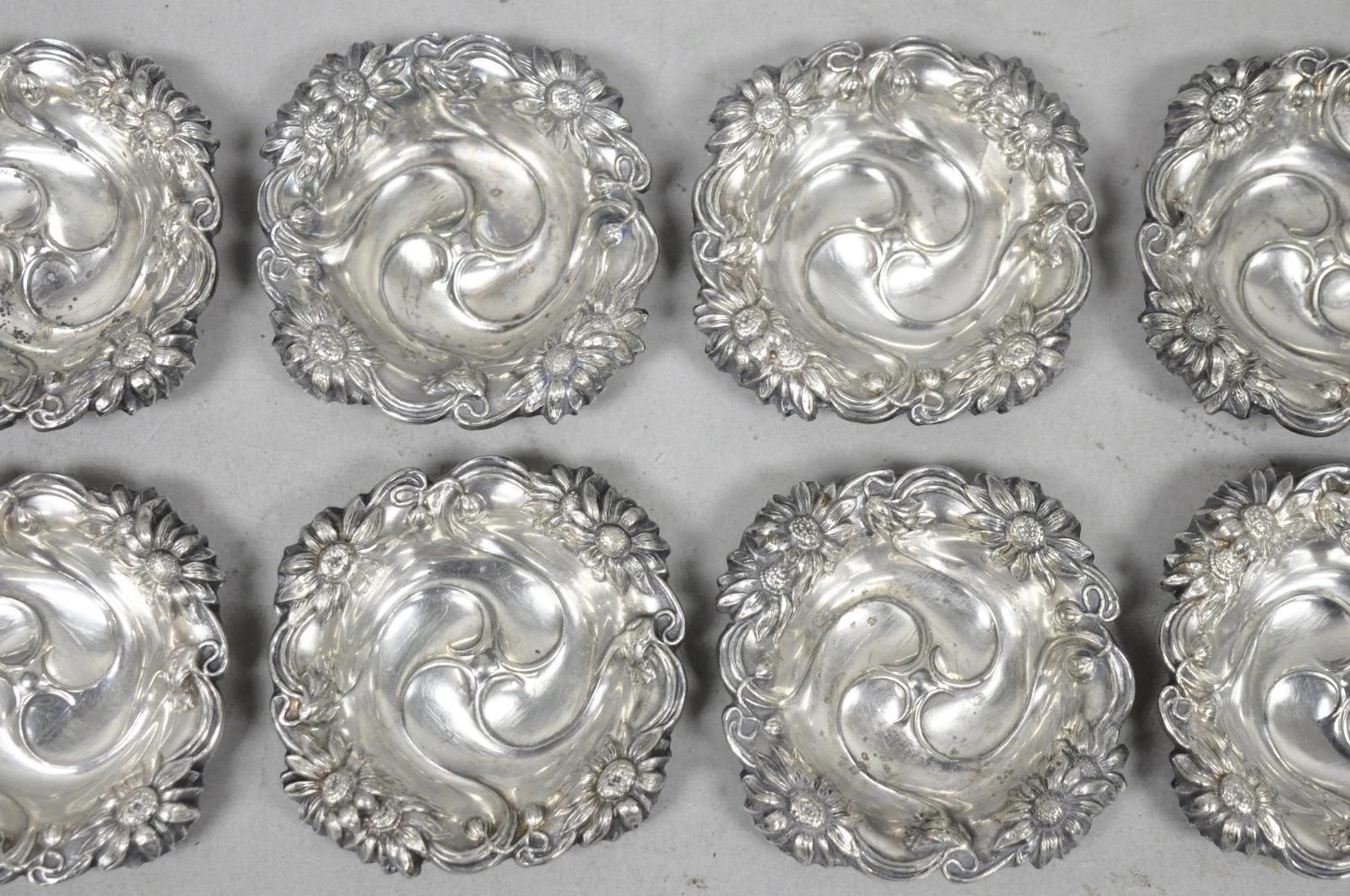 Antiquariato inglese Art Nouveau placcato in argento con fiori e repousse - Set di 8. Circa metà del XX secolo. Misure: 0,75