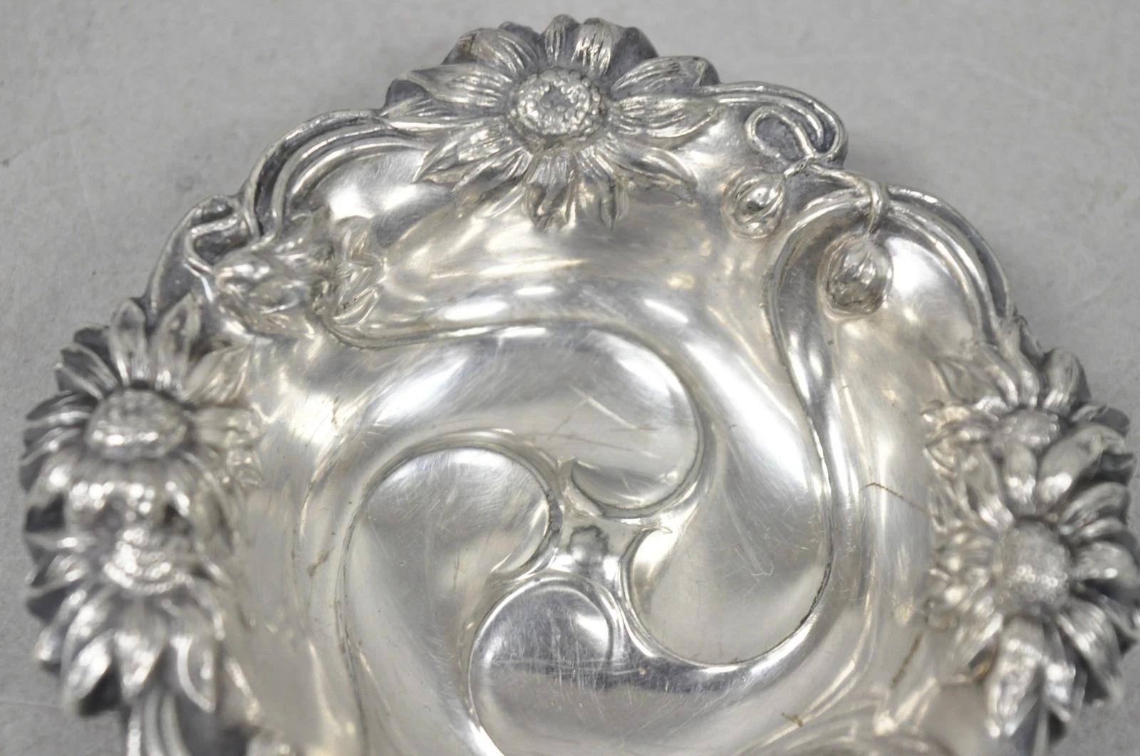 XX secolo Antico Art Nouveau inglese placcato argento floreale Repousse Ciotola per noccioline Set di 8 in vendita