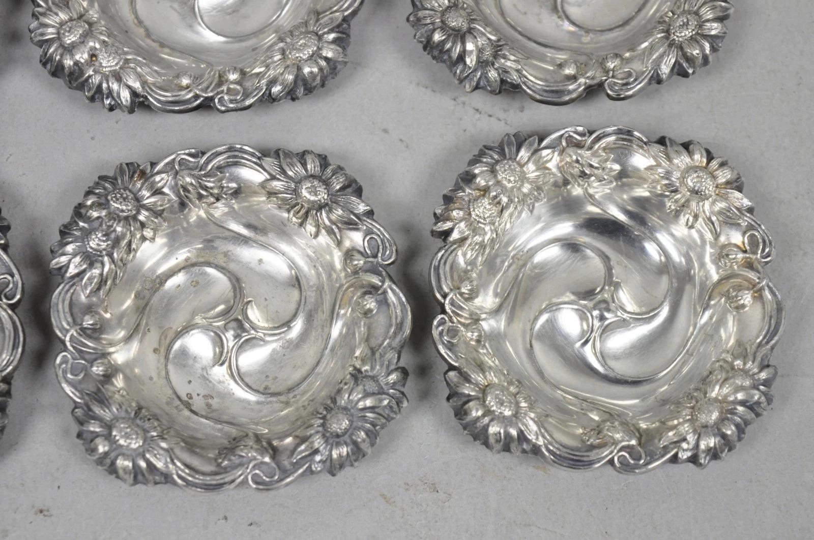 Antico Art Nouveau inglese placcato argento floreale Repousse Ciotola per noccioline Set di 8 in vendita 1