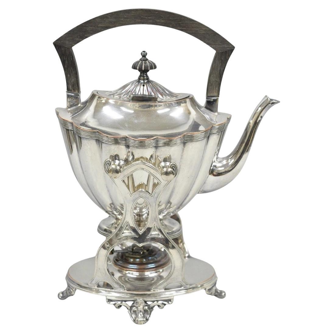 Antico bollitore da tè inclinabile in argento placcato Art Nouveau inglese su supporto