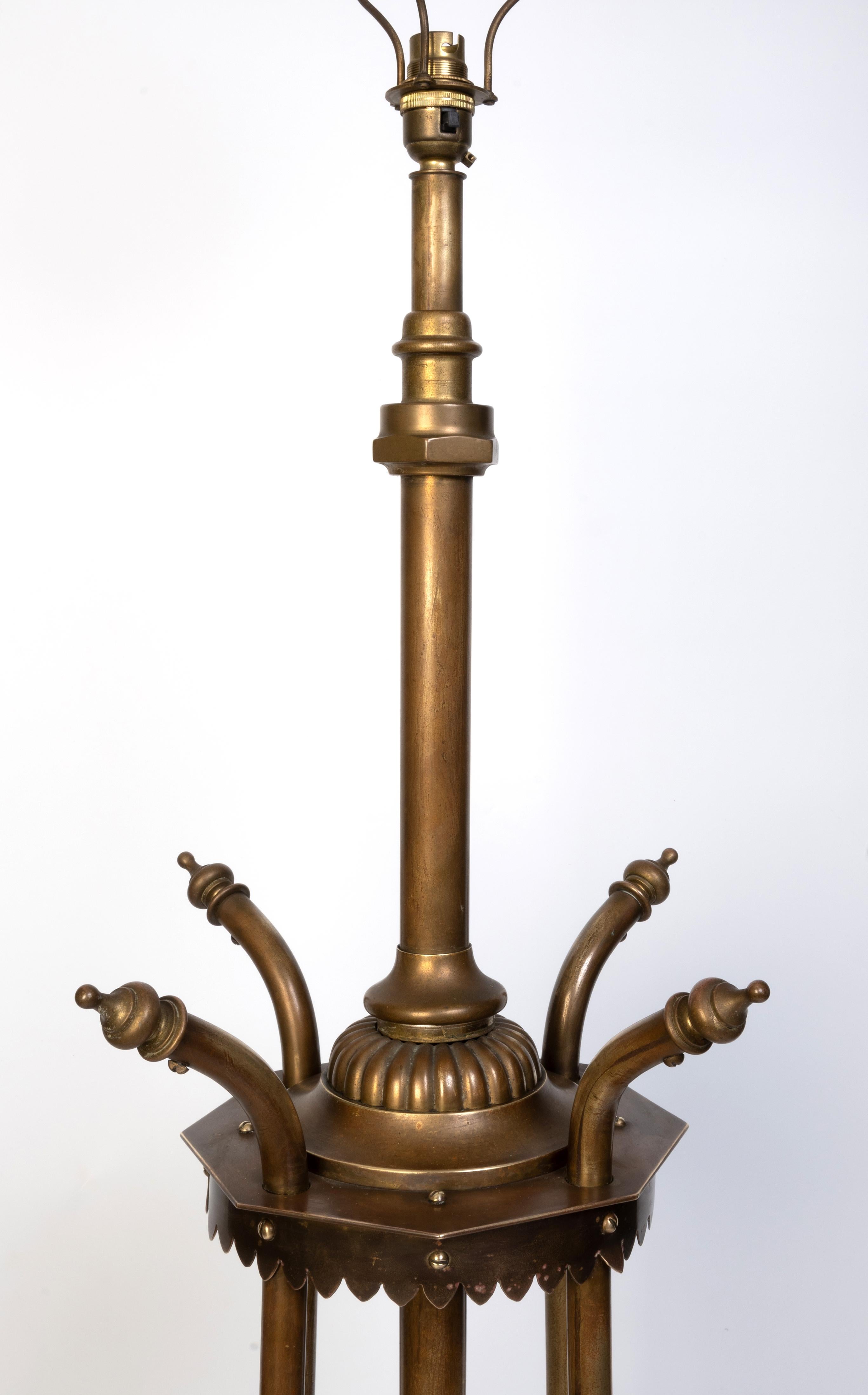 Antigua lámpara estándar telescópica inglesa Arts And Crafts de latón C.1900 en venta 3