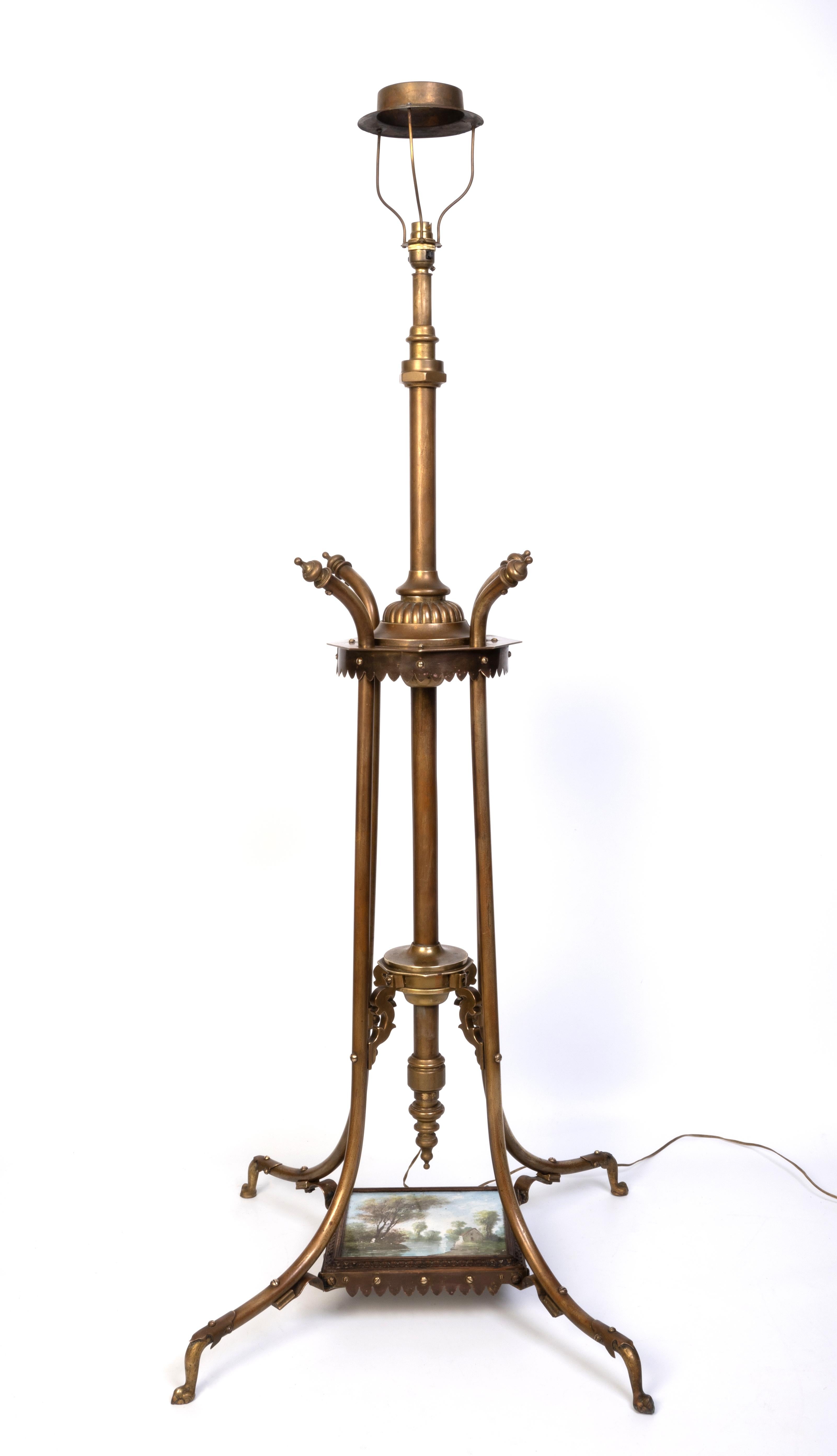 Antigua lámpara de pie inglesa de latón Arts And Crafts C.1900

Con un eje telescópico, una montura octogonal con soportes perfilados. El zócalo montado con una baldosa de cerámica de H. Boulenger & Cie, Paris.

Un ejemplo raro, en muy buen estado