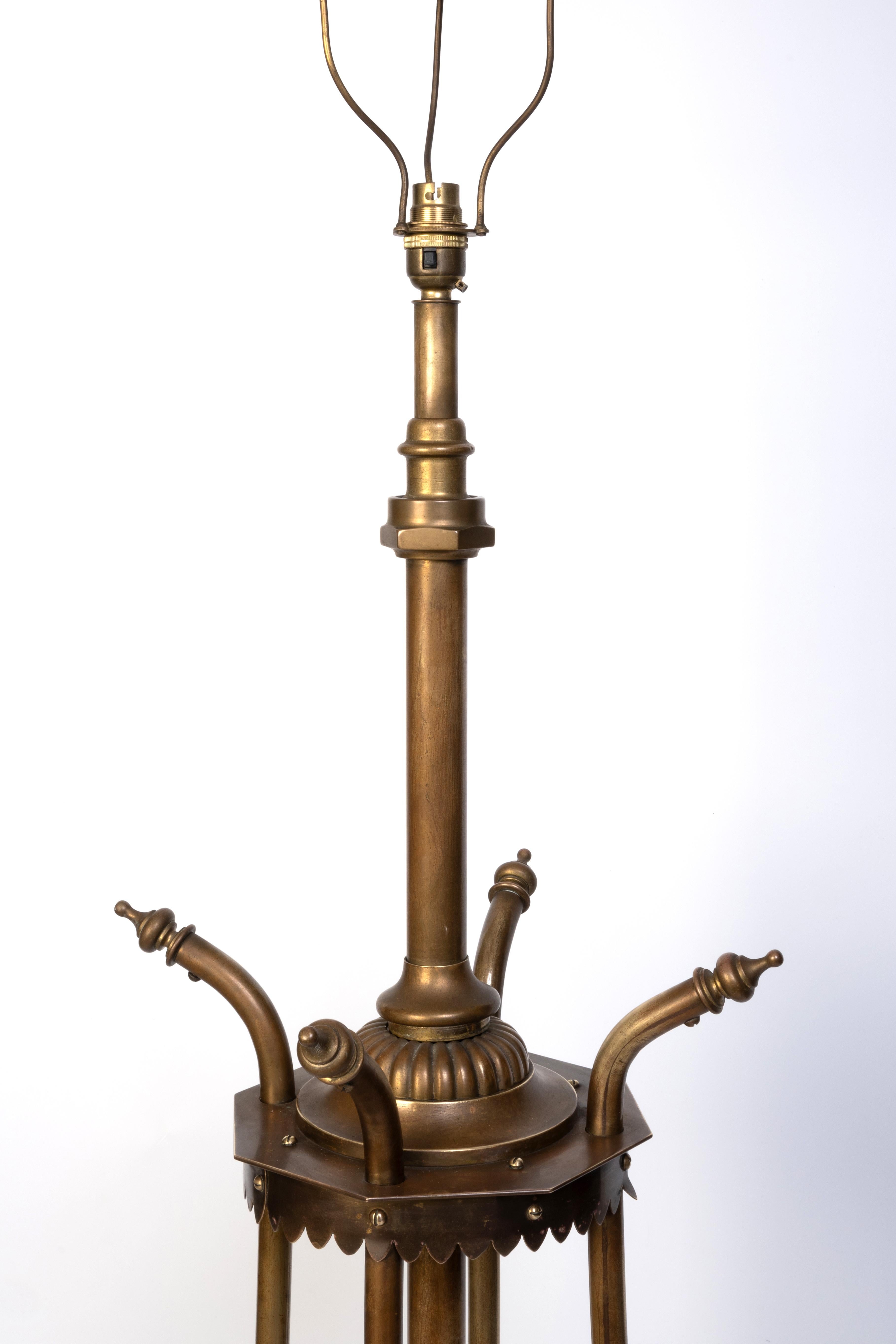 Antigua lámpara estándar telescópica inglesa Arts And Crafts de latón C.1900 Artes y manualidades en venta