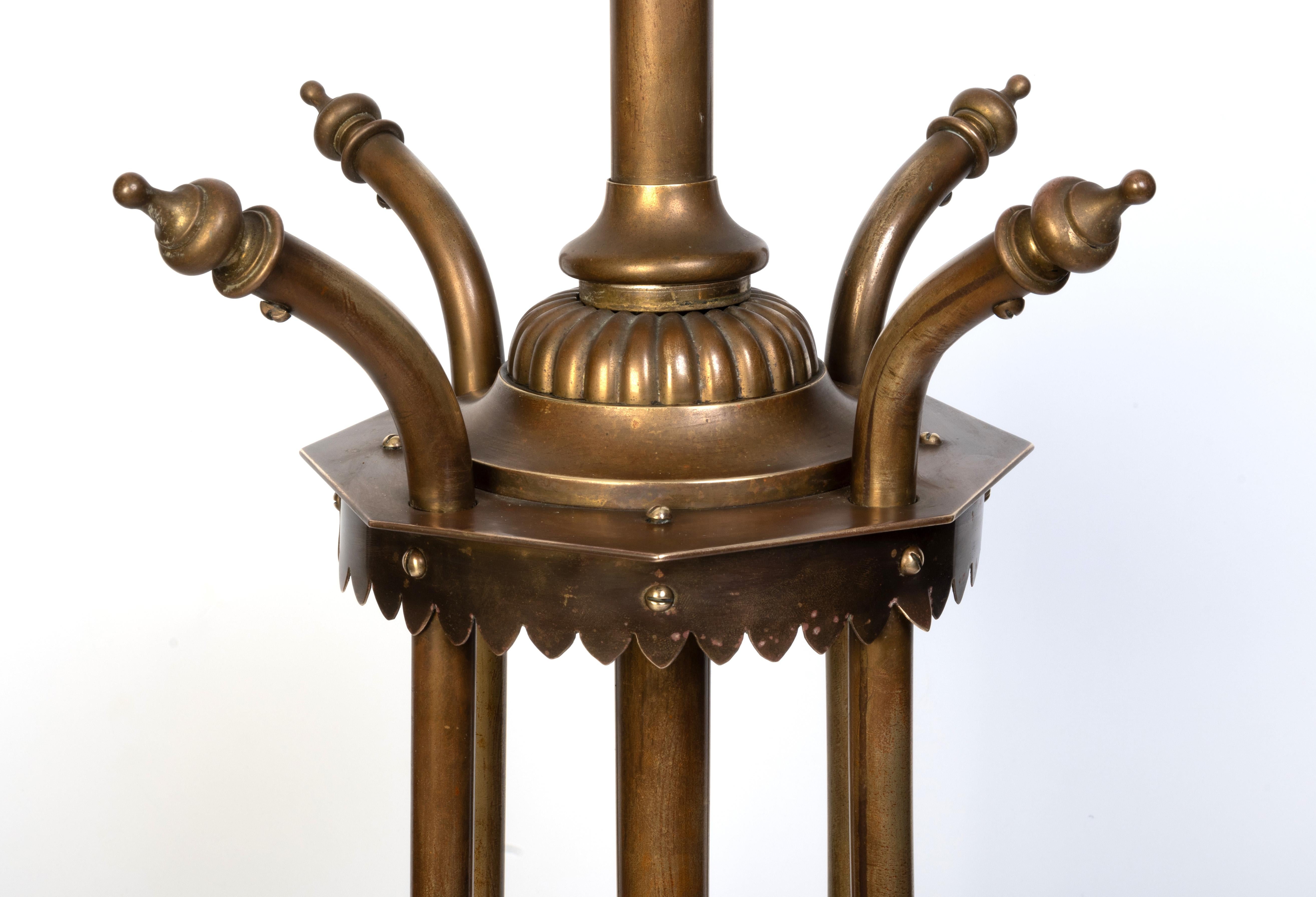 Antigua lámpara estándar telescópica inglesa Arts And Crafts de latón C.1900 en venta 2