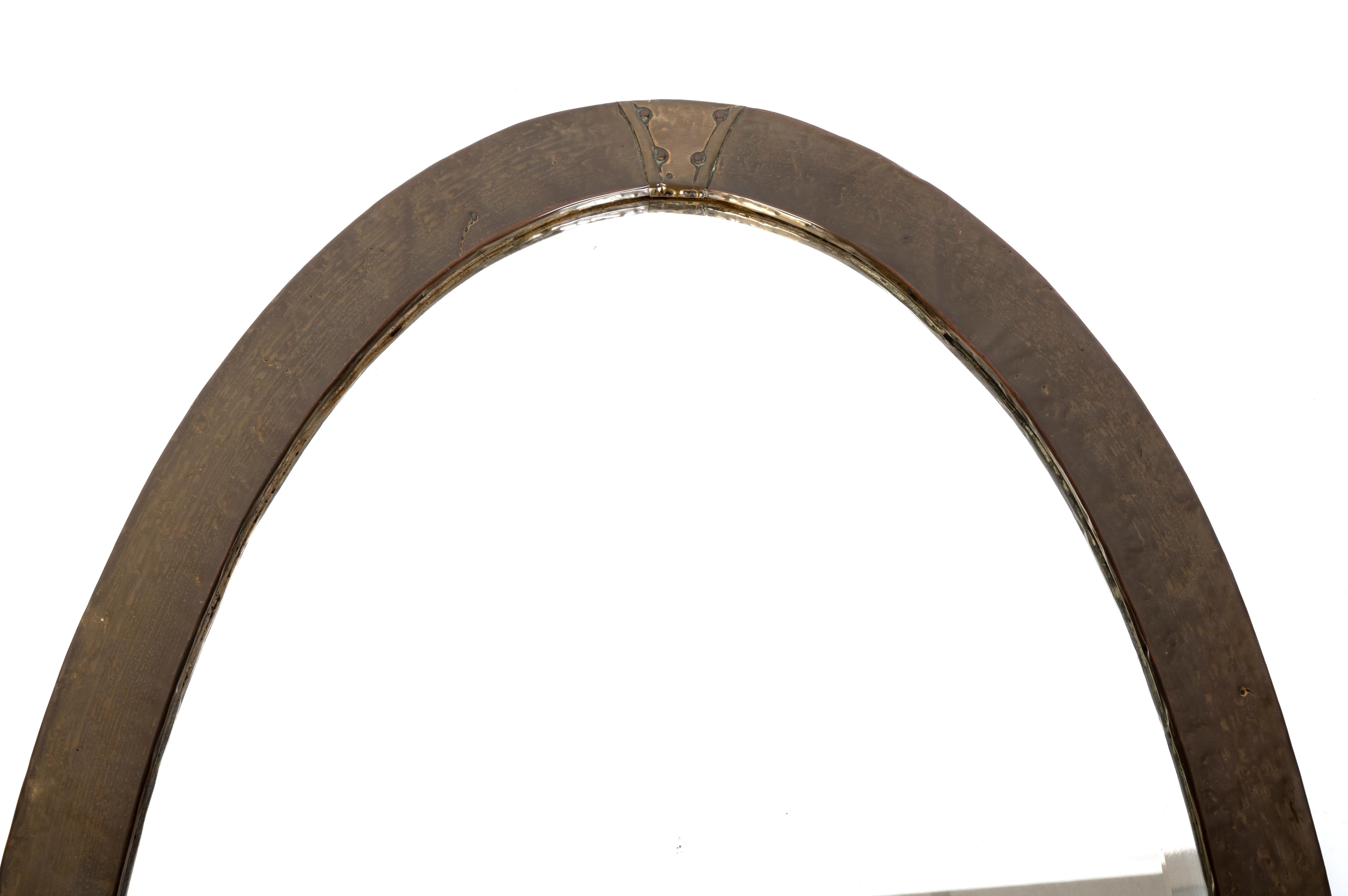 Antique English Arts And Crafts Copper Oval Mirror C.C.

In ottime condizioni, rame patinato originale con cinghie rivettate e alcuni segni di foxing sulla piastra a specchio smussata.
