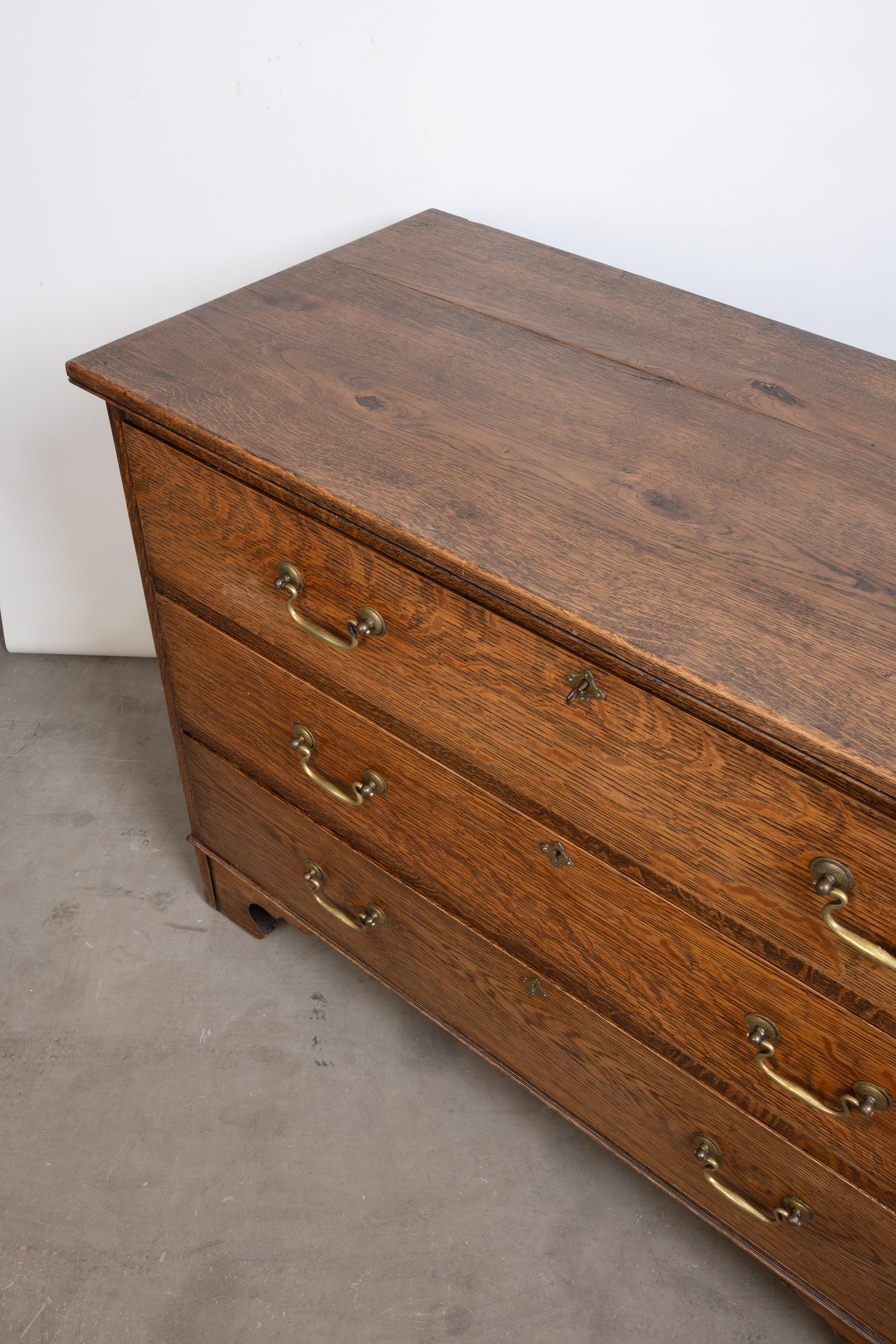 Antico cassettone inglese Arts And Crafts in Oak dorato C.C. in vendita 3