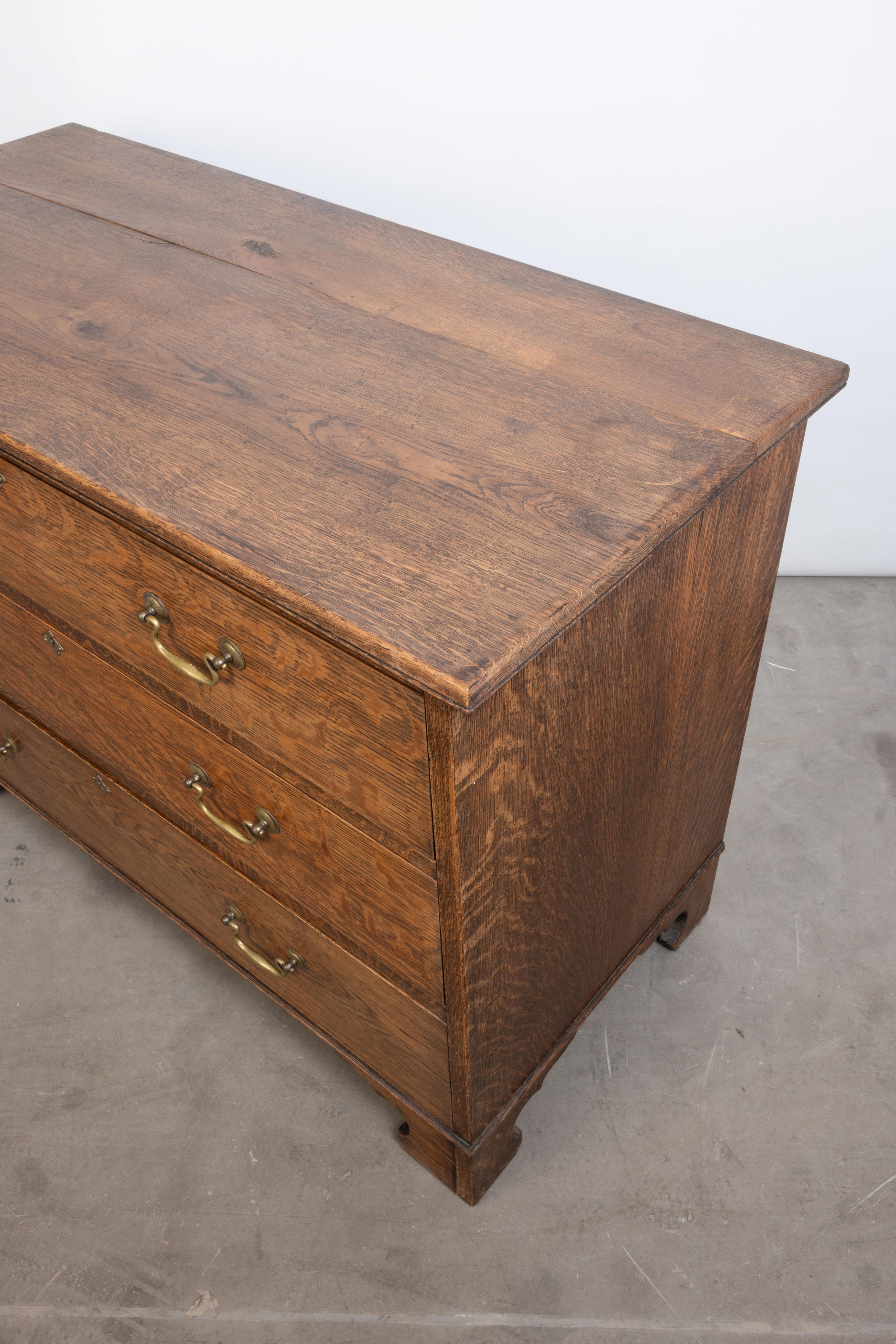 Antico cassettone inglese Arts And Crafts in Oak dorato C.C. in vendita 4