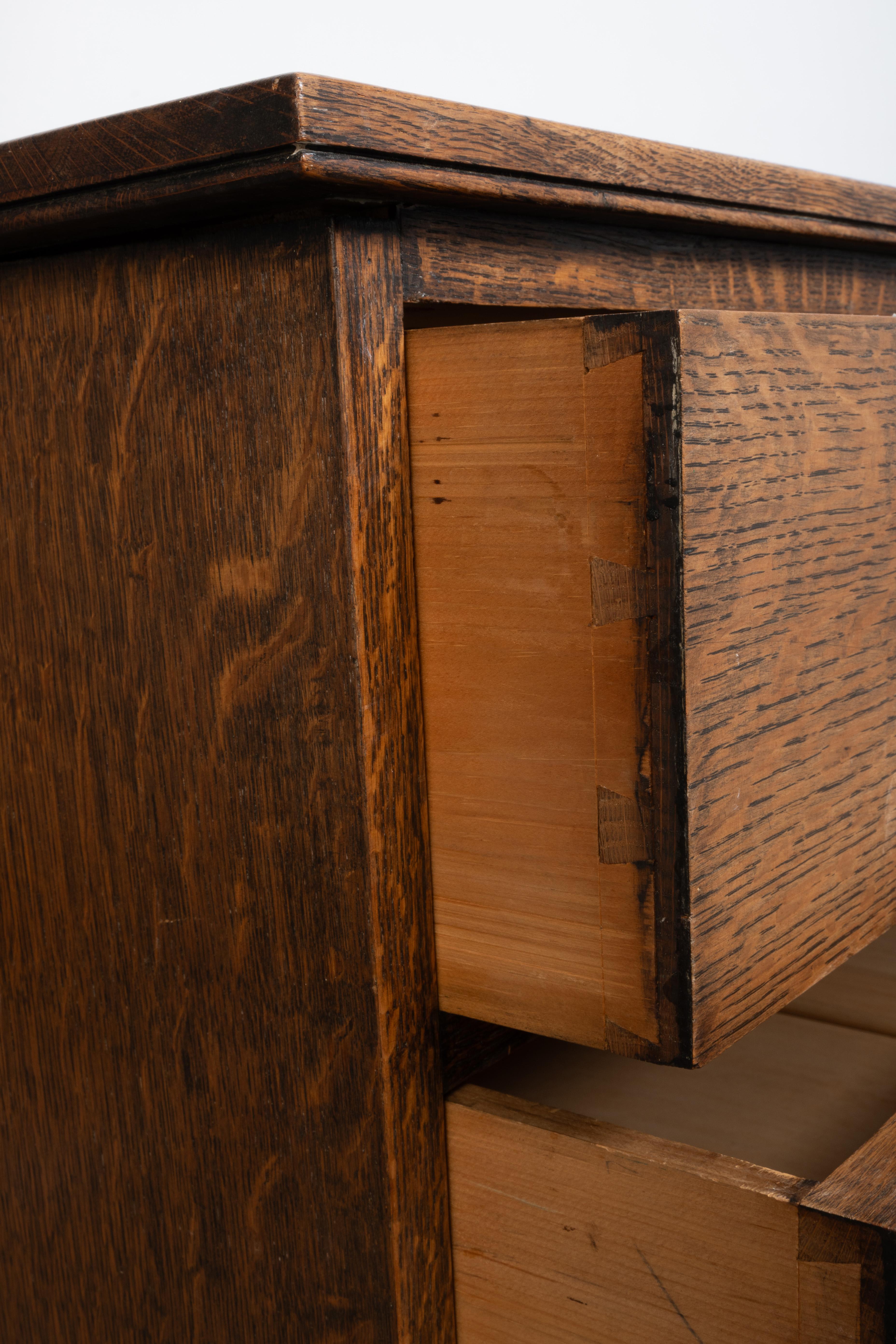 Antico cassettone inglese Arts And Crafts in Oak dorato C.C. in vendita 5