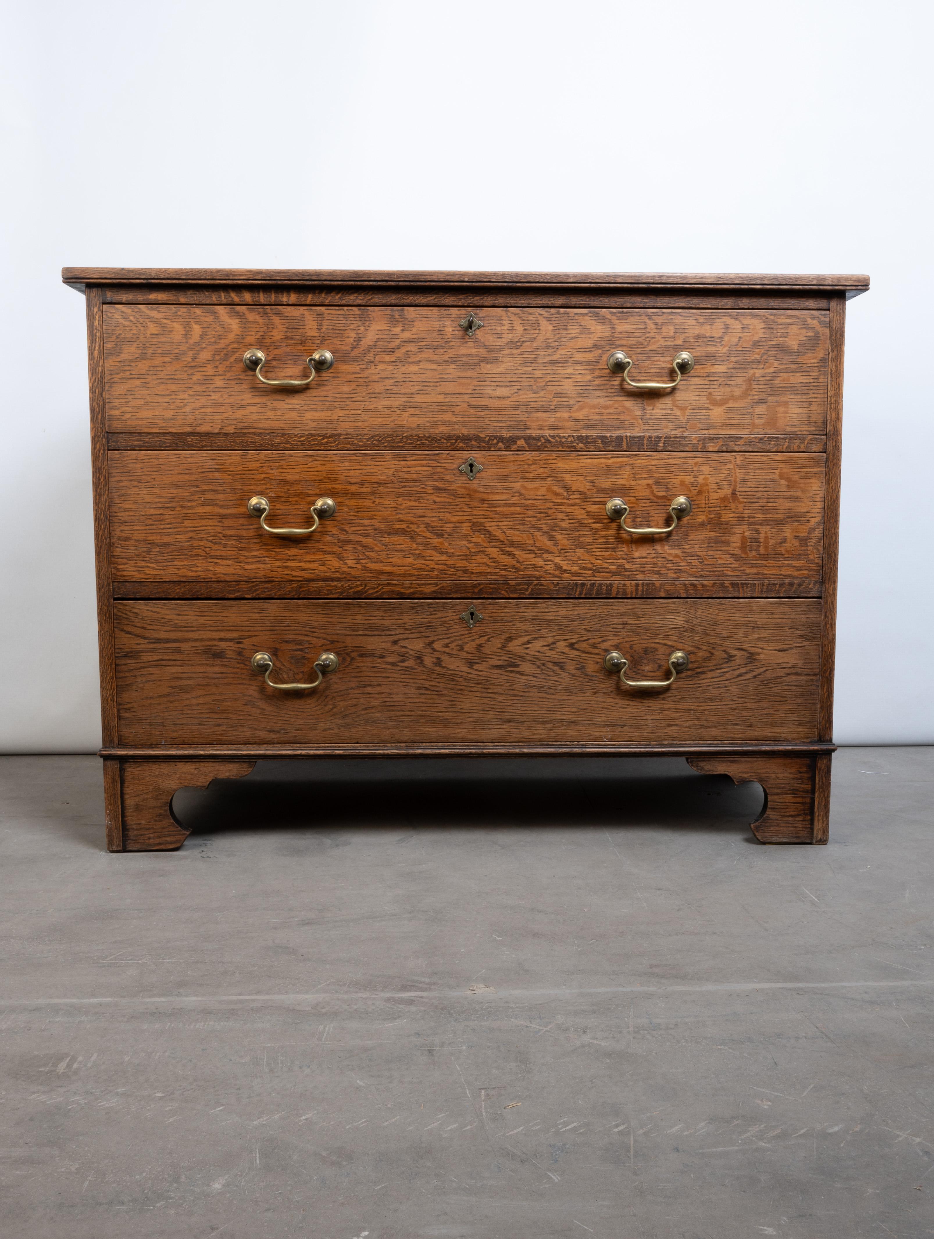 Arts and Crafts Antico cassettone inglese Arts And Crafts in Oak dorato C.C. in vendita