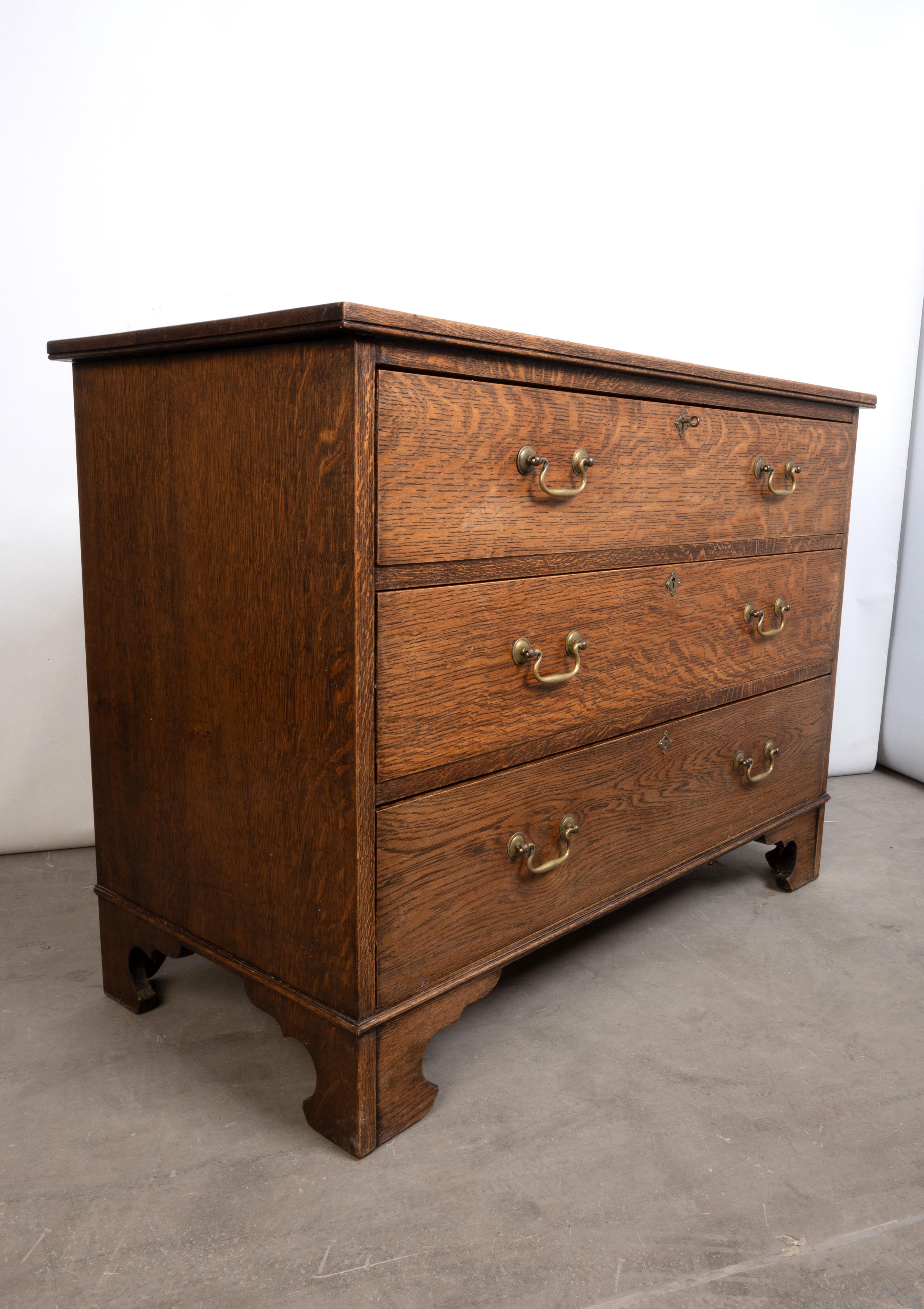 Inglese Antico cassettone inglese Arts And Crafts in Oak dorato C.C. in vendita