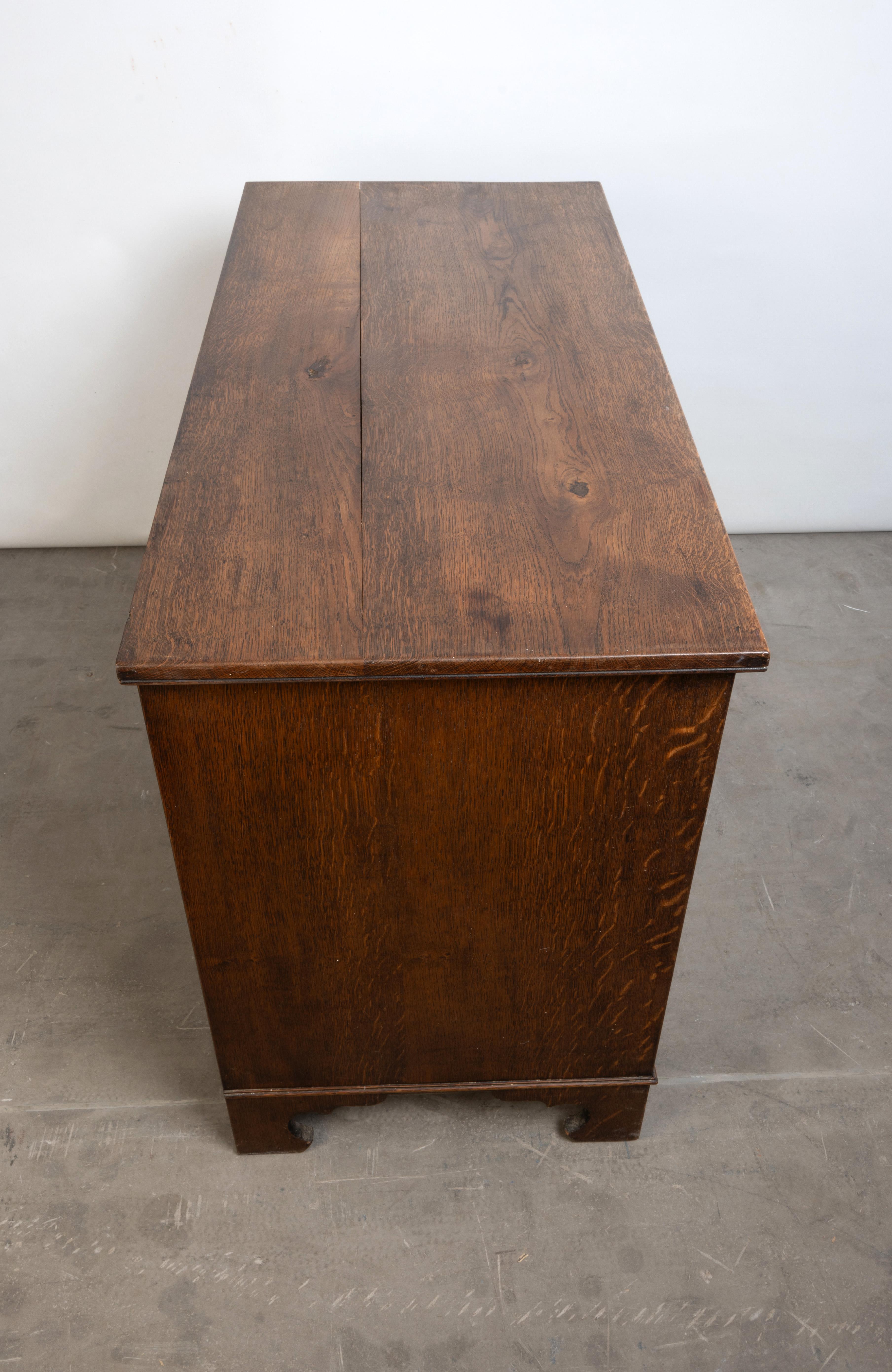 Antico cassettone inglese Arts And Crafts in Oak dorato C.C. In condizioni buone in vendita a London, GB